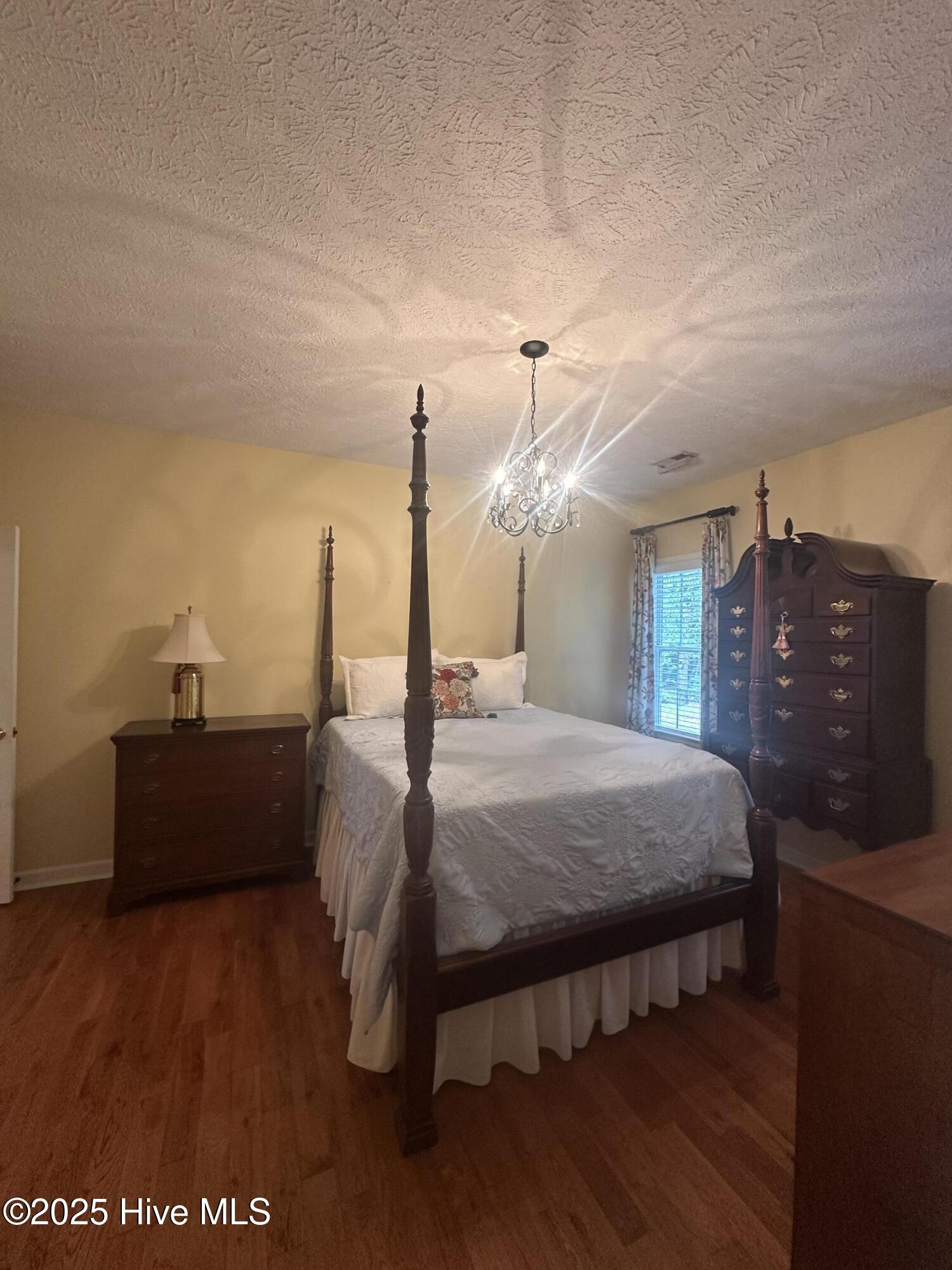 100526280 | Photo 19