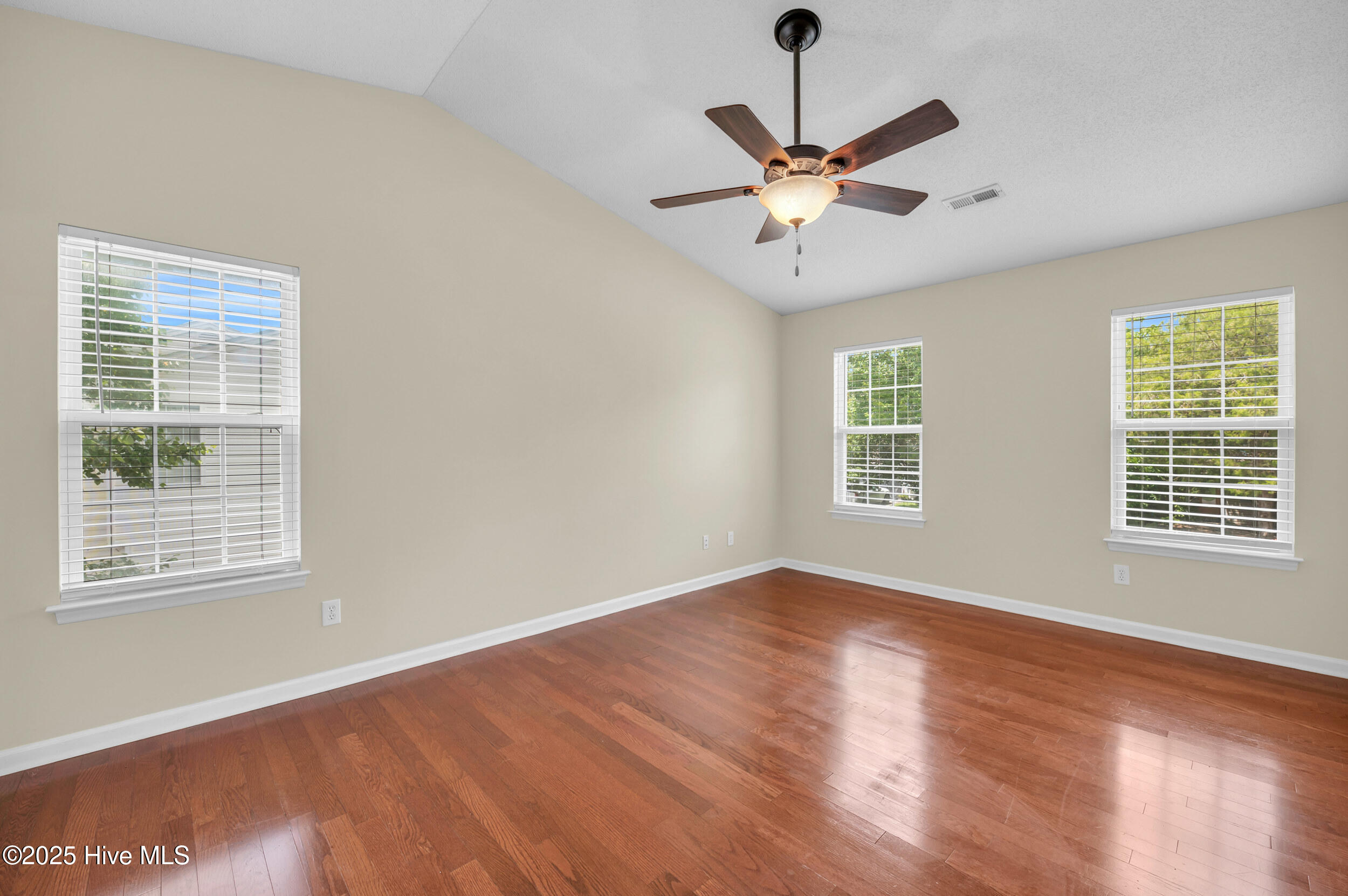 100532277 | Photo 26