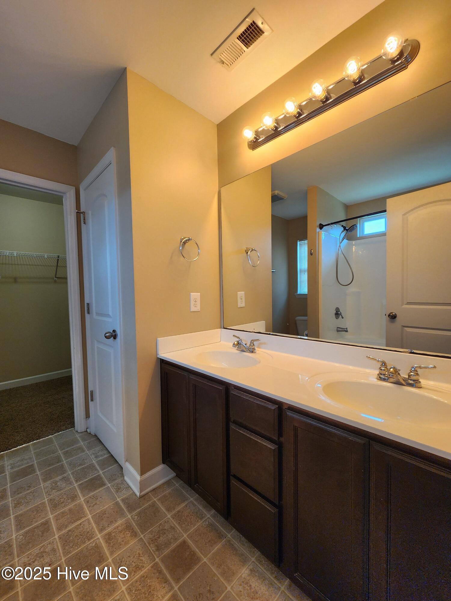 100563623 | Photo 17