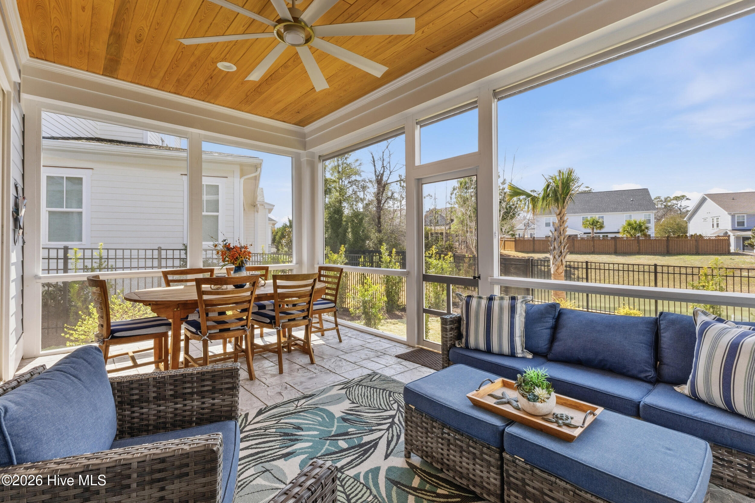 100558657 | Photo 56