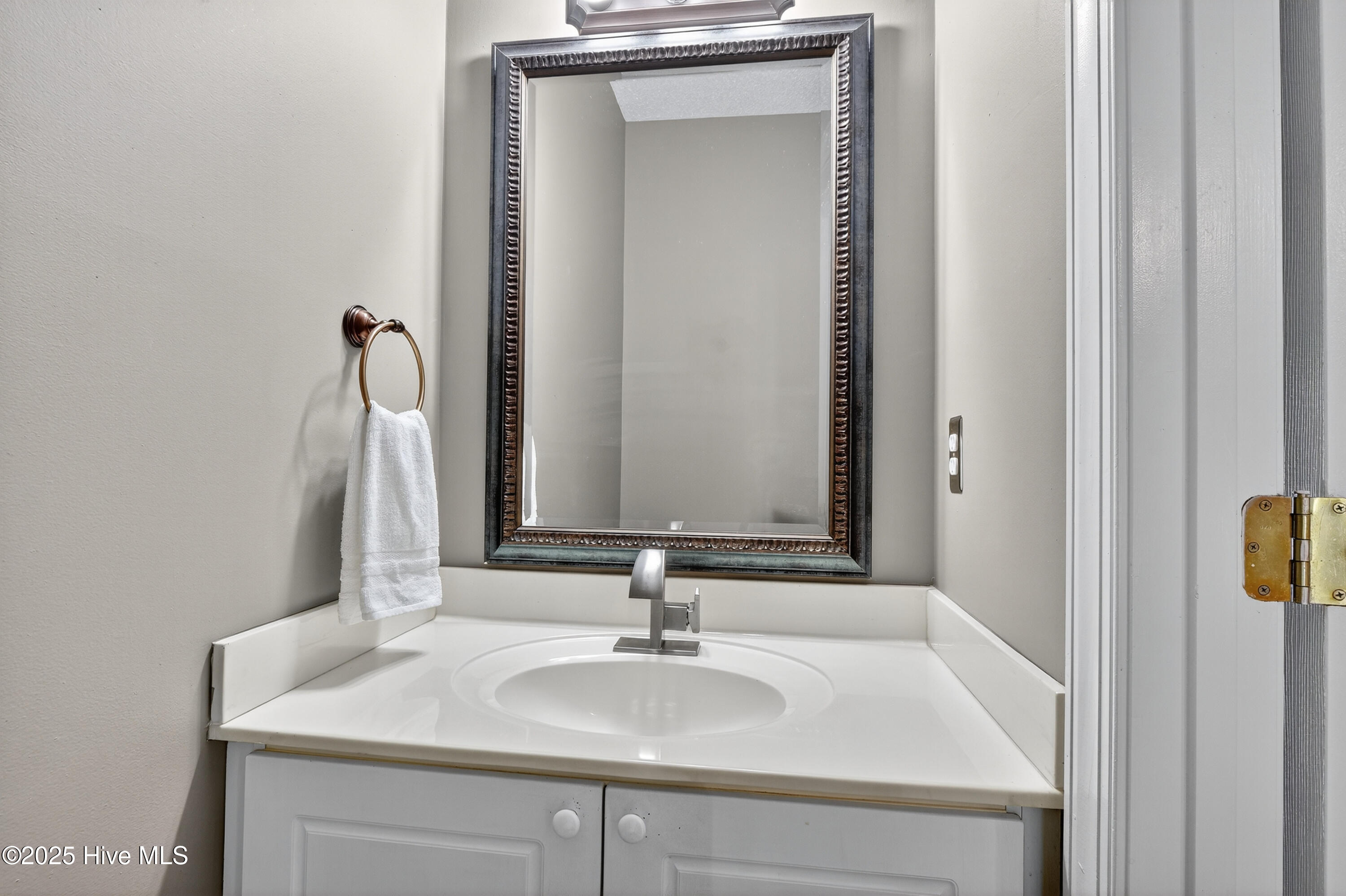 100526304 | Photo 14