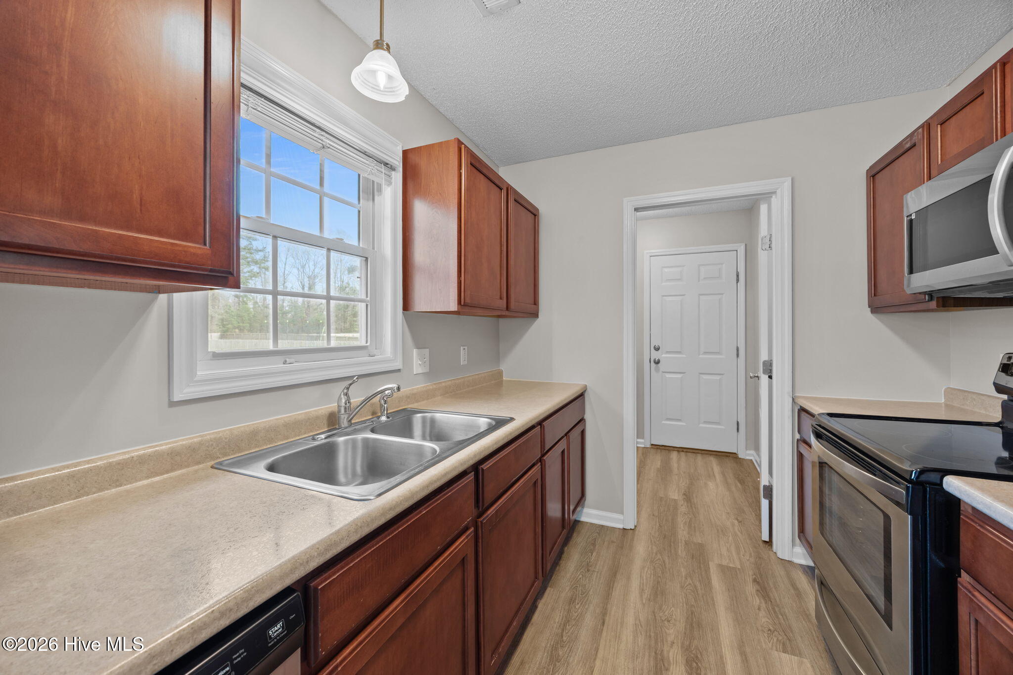 100547713 | Photo 12