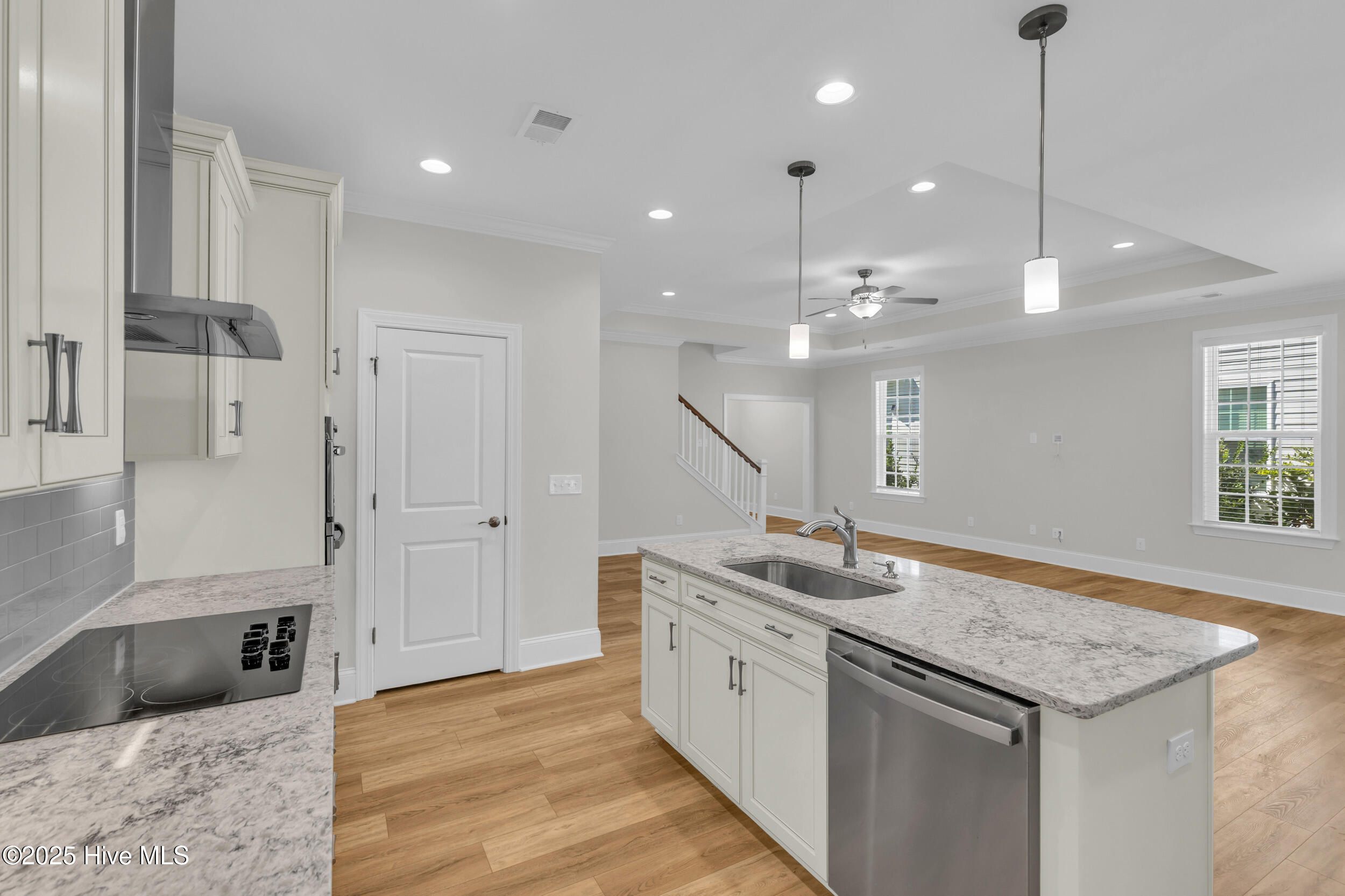 100532615 | Photo 12