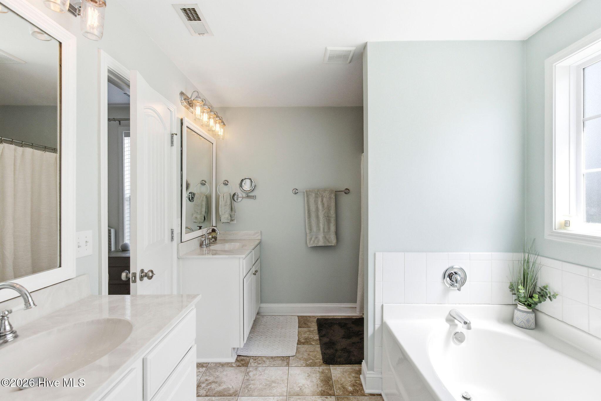 100566118 | Photo 38