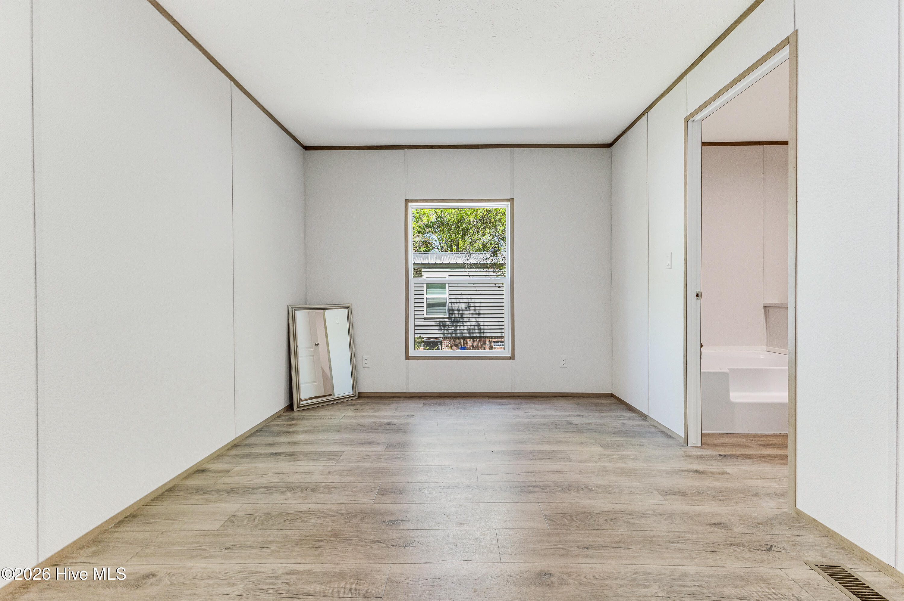 100568347 | Photo 24