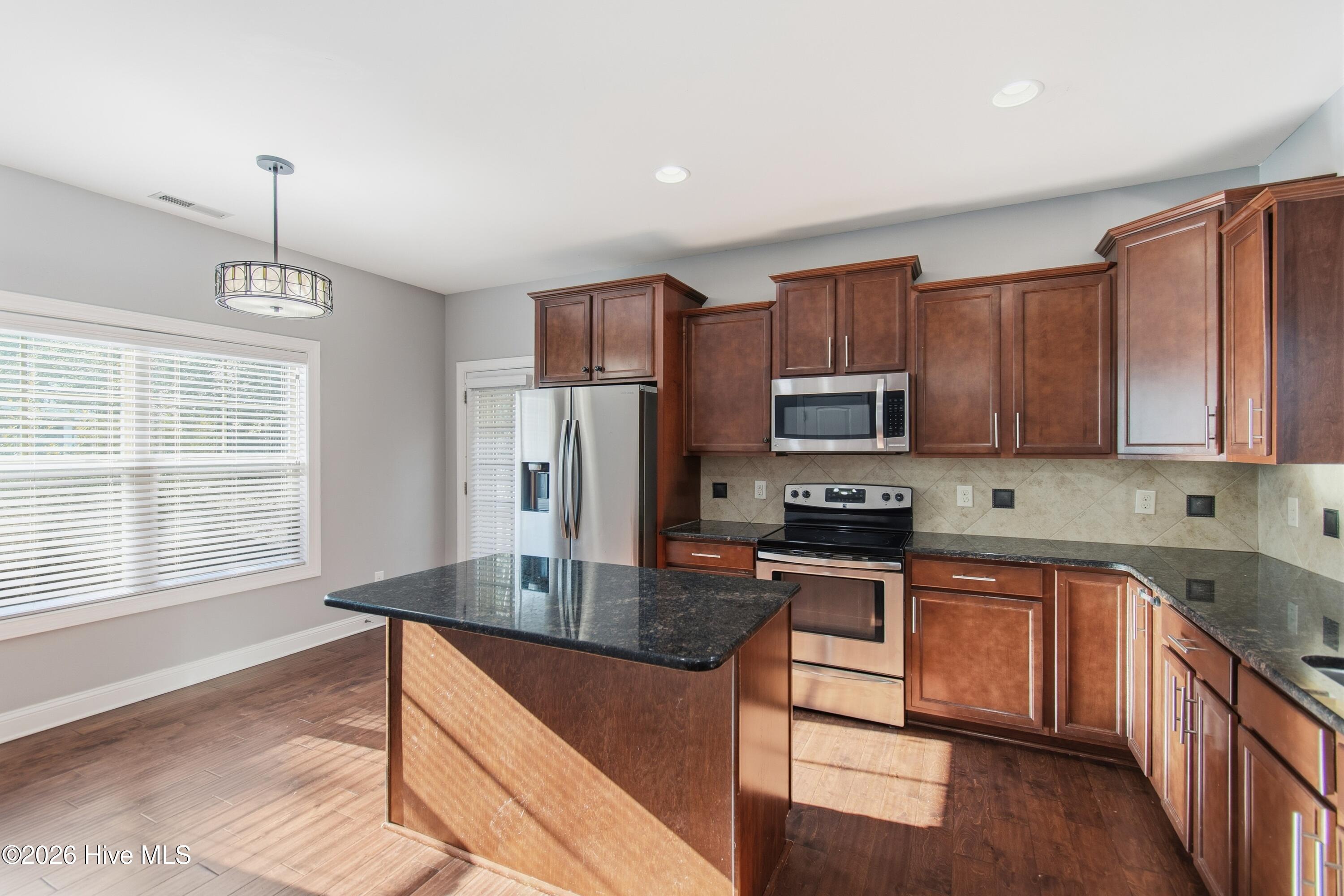 100549174 | Photo 16