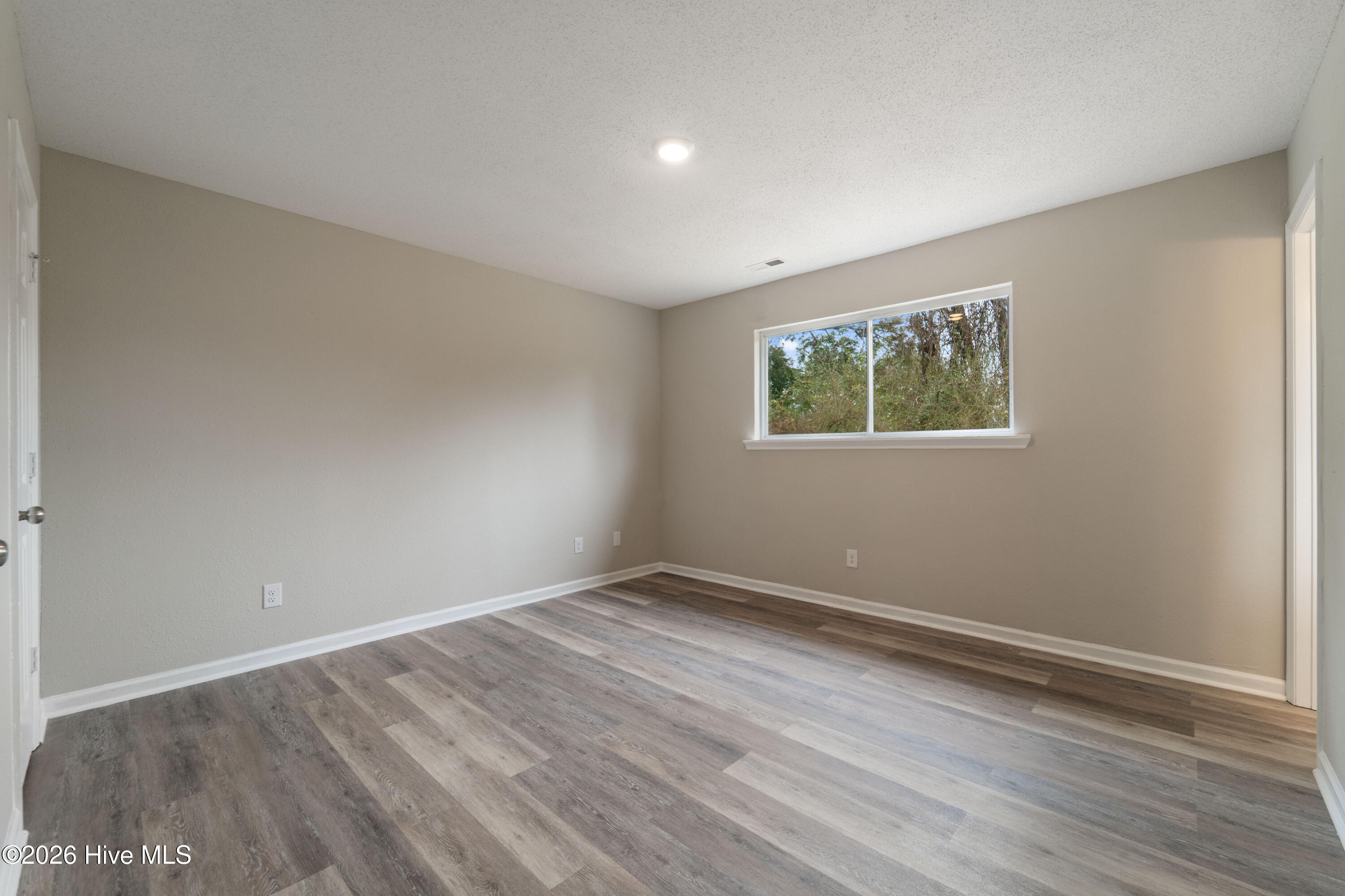 100558242 | Photo 23