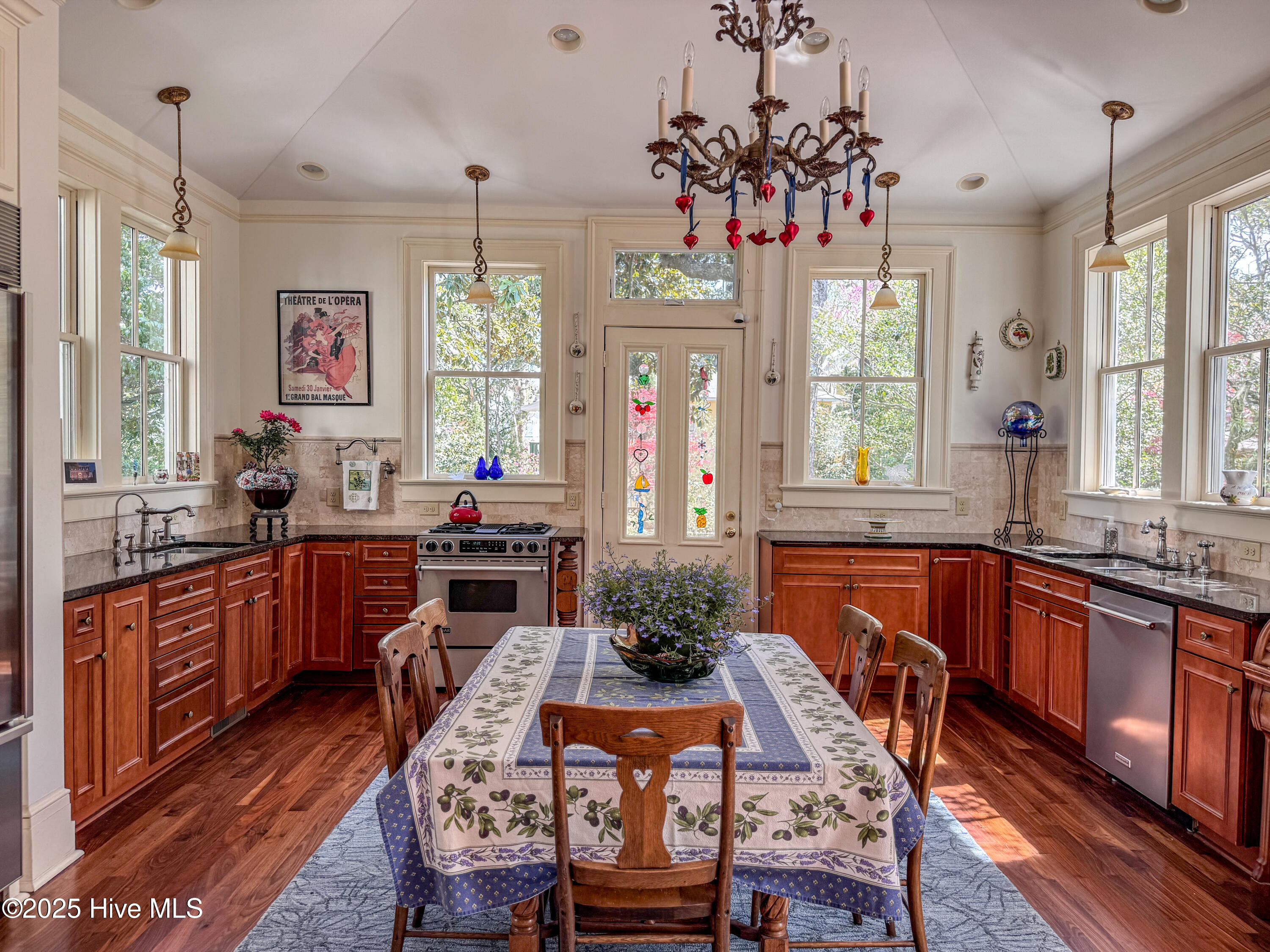 100501936 | Photo 41