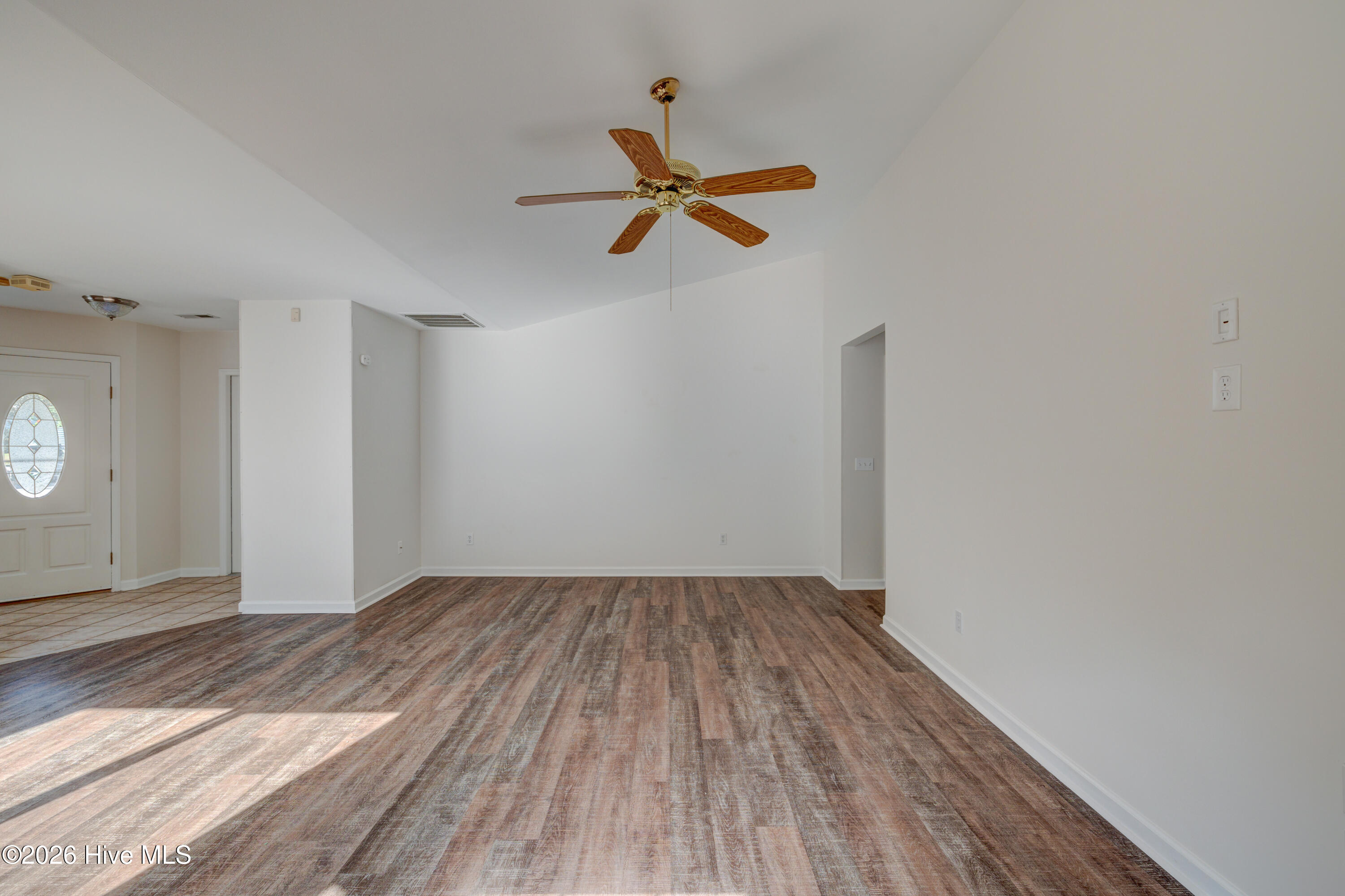 100562738 | Photo 26