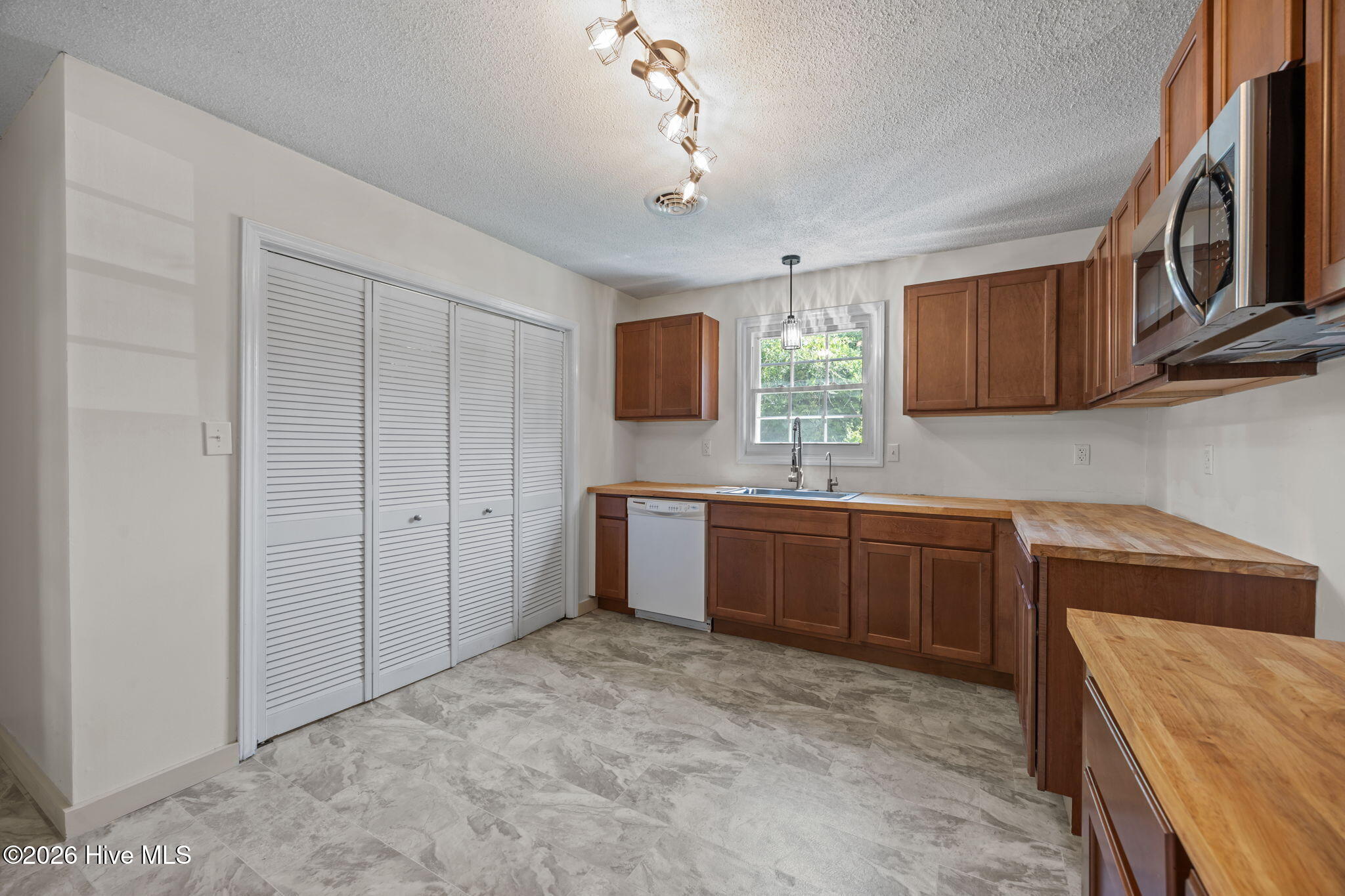 100567940 | Photo 29