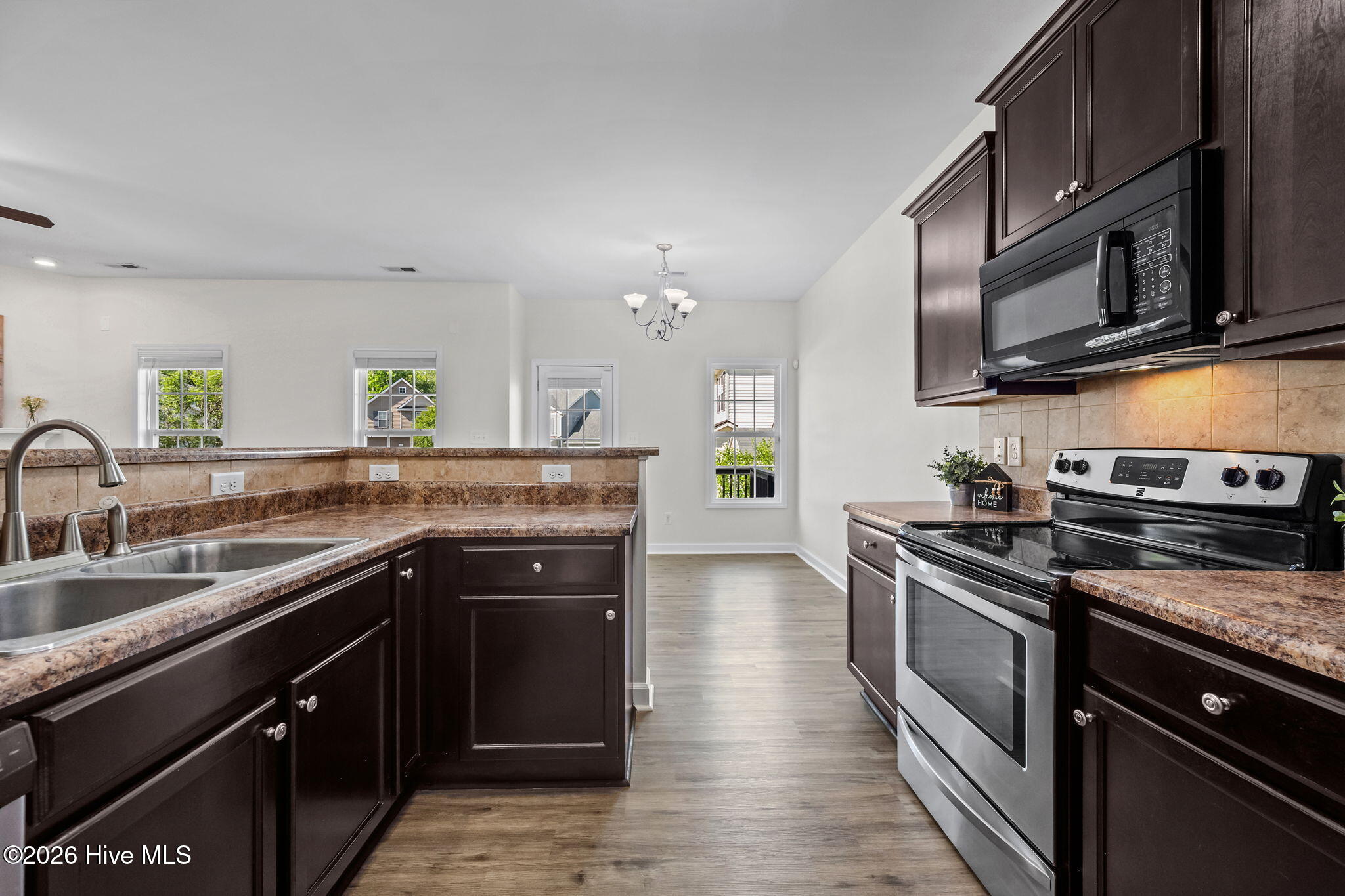 100570344 | Photo 13