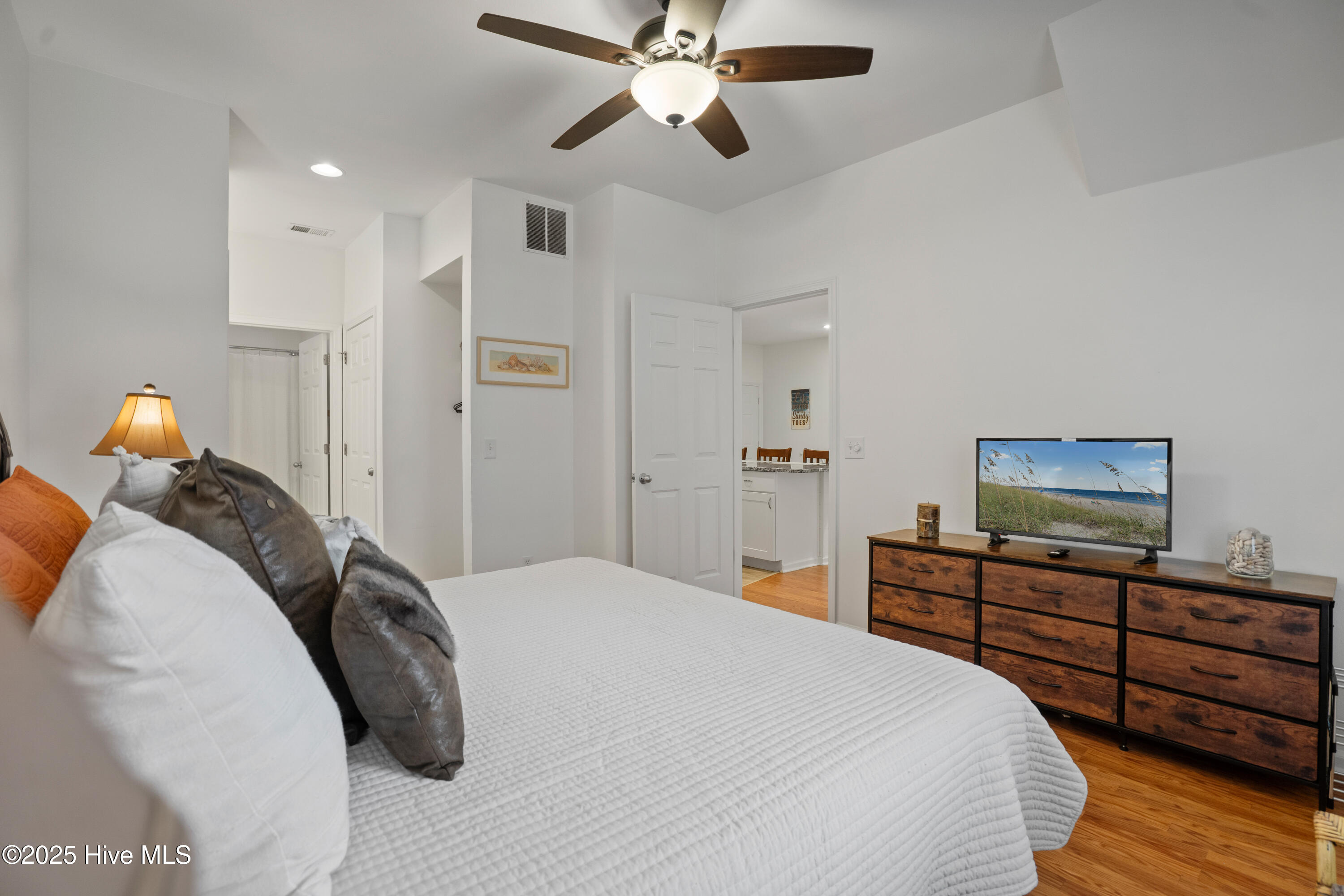 100533725 | Photo 26