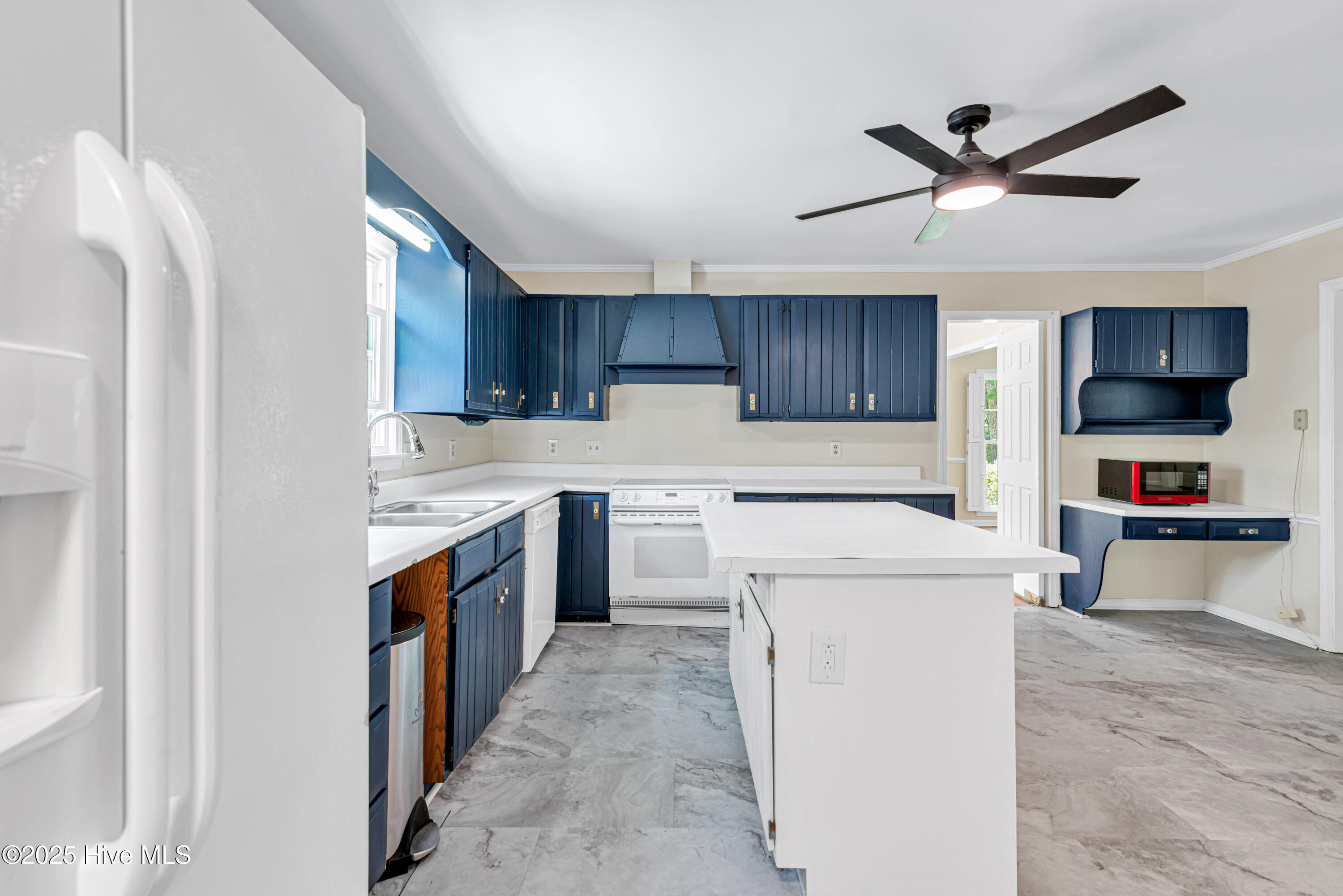 100536398 | Photo 12