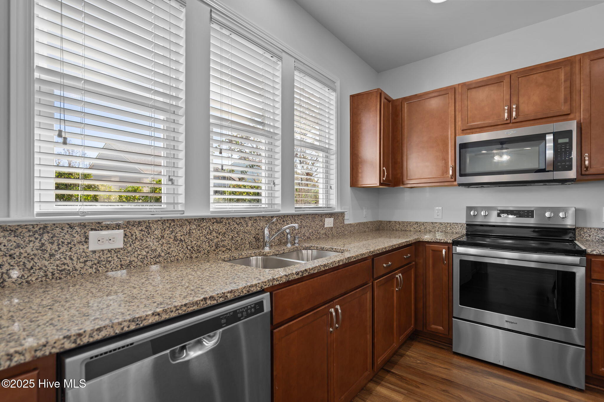 100565127 | Photo 34