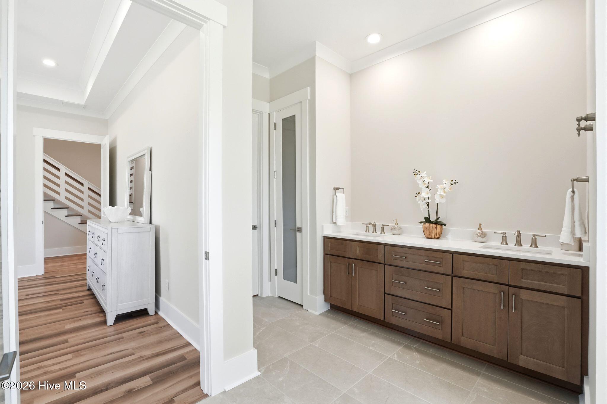 100537171 | Photo 54