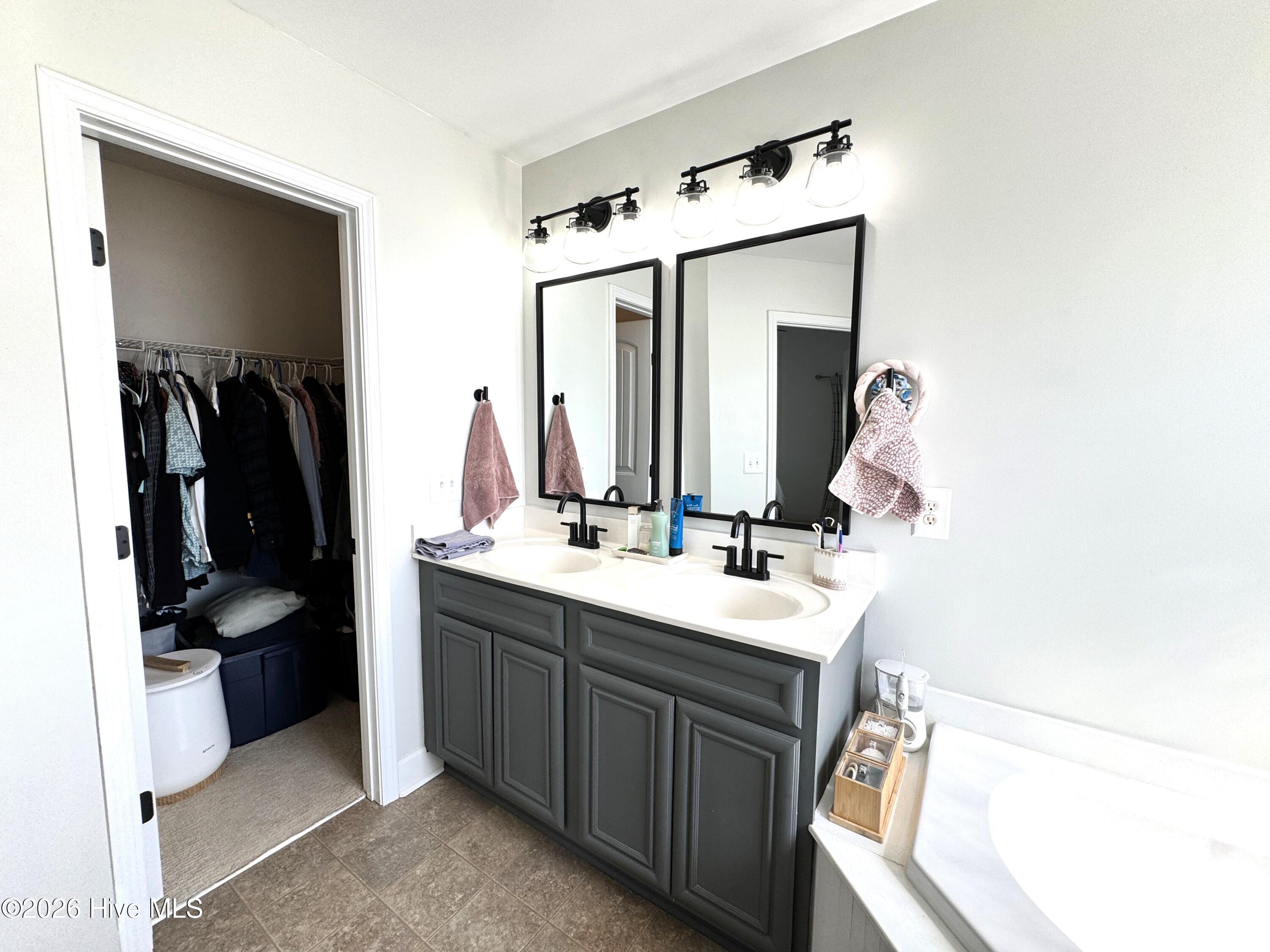 100570620 | Photo 21