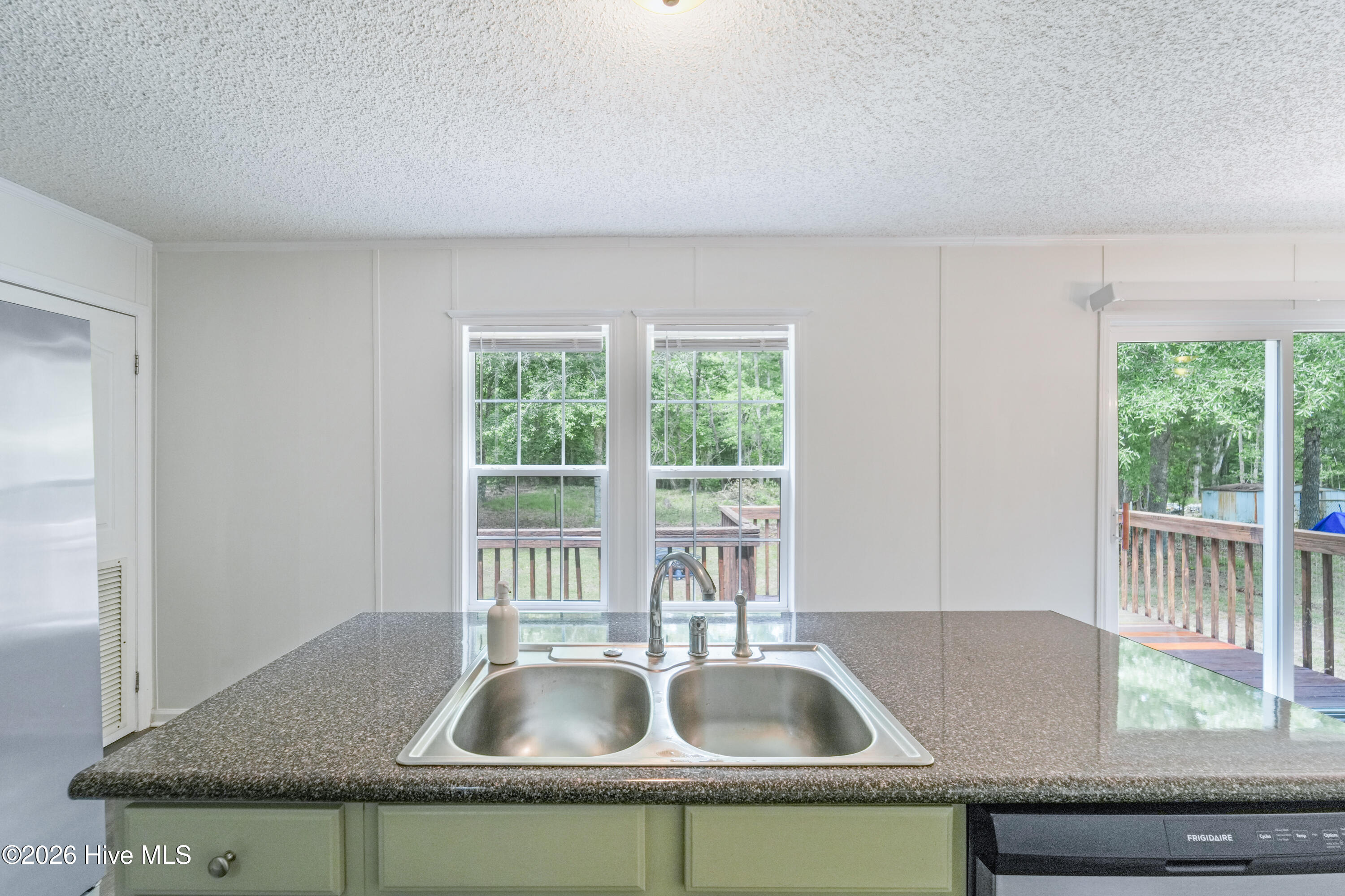 100570687 | Photo 28