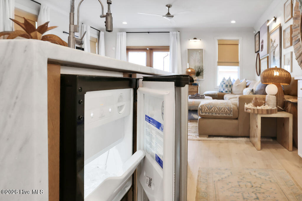 100549041 | Photo 17