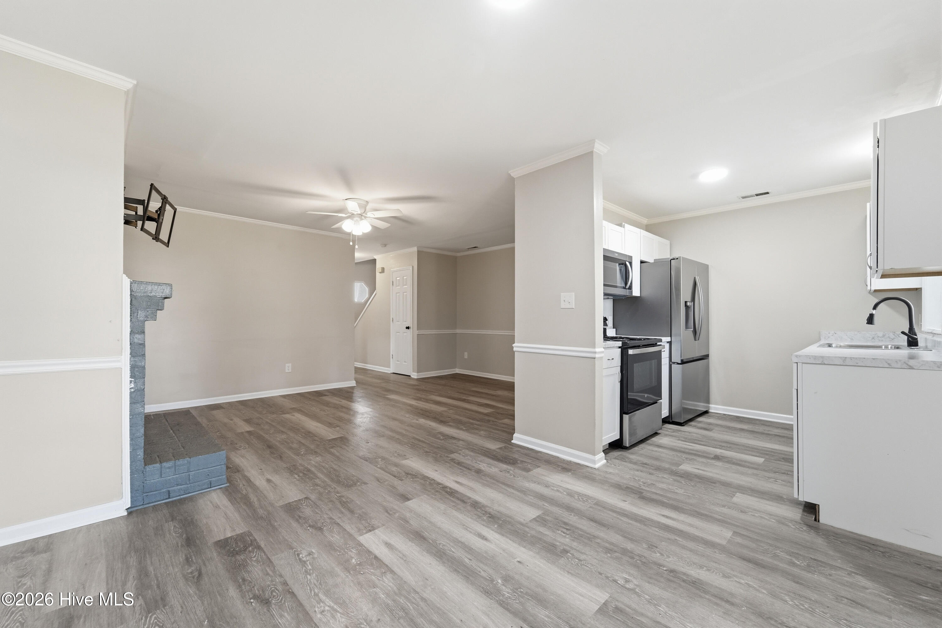 100559810 | Photo 10