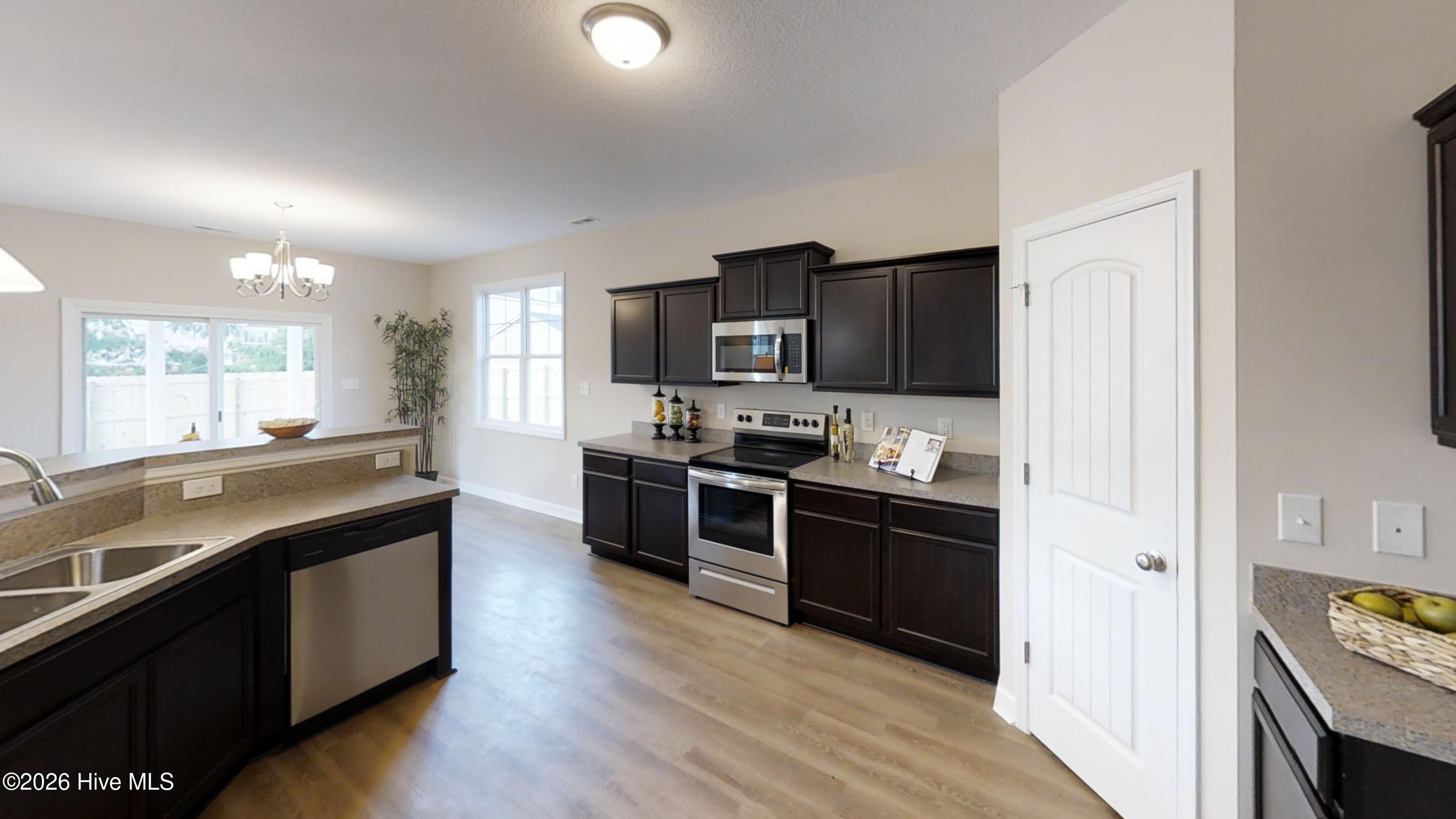 100562785 | Photo 28