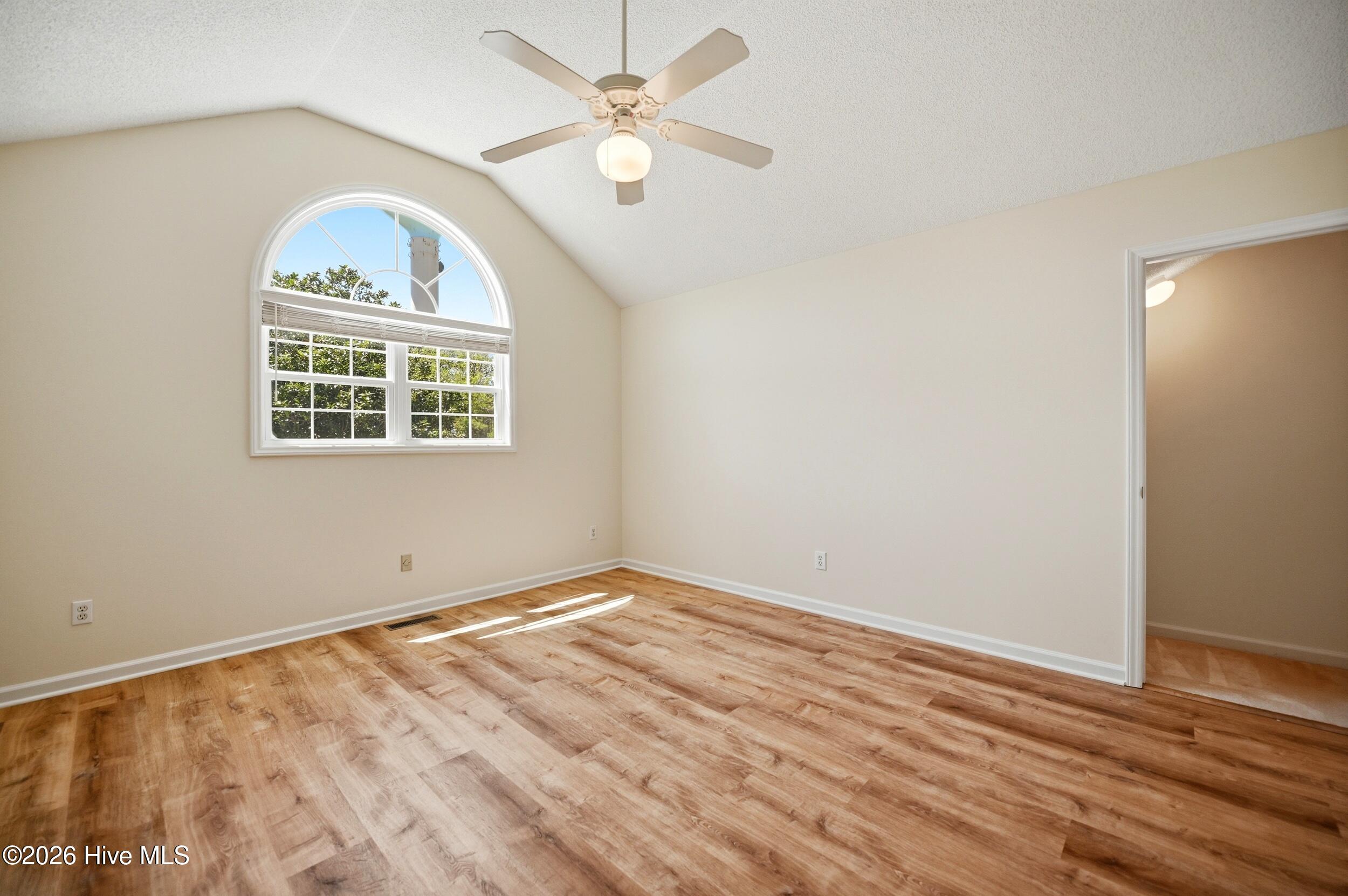 100566721 | Photo 18