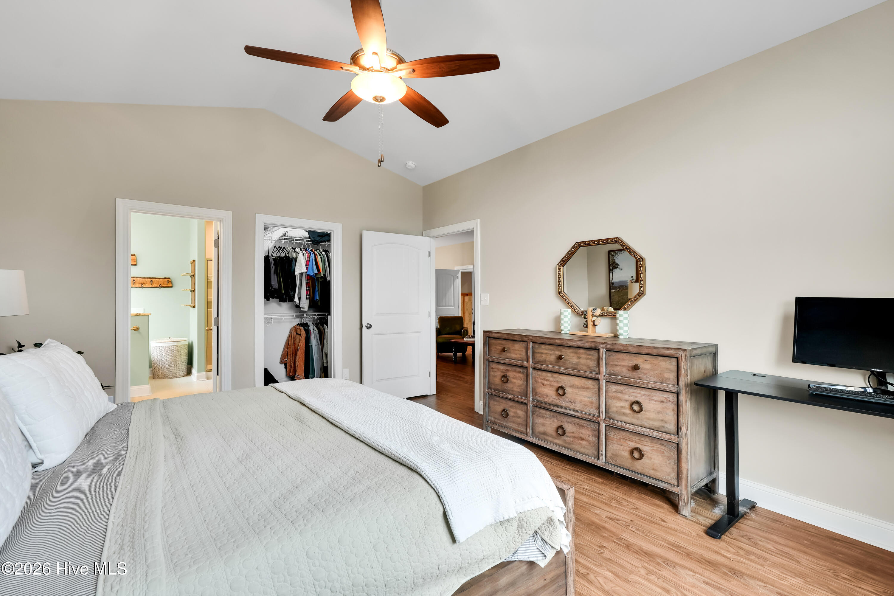 100570261 | Photo 15