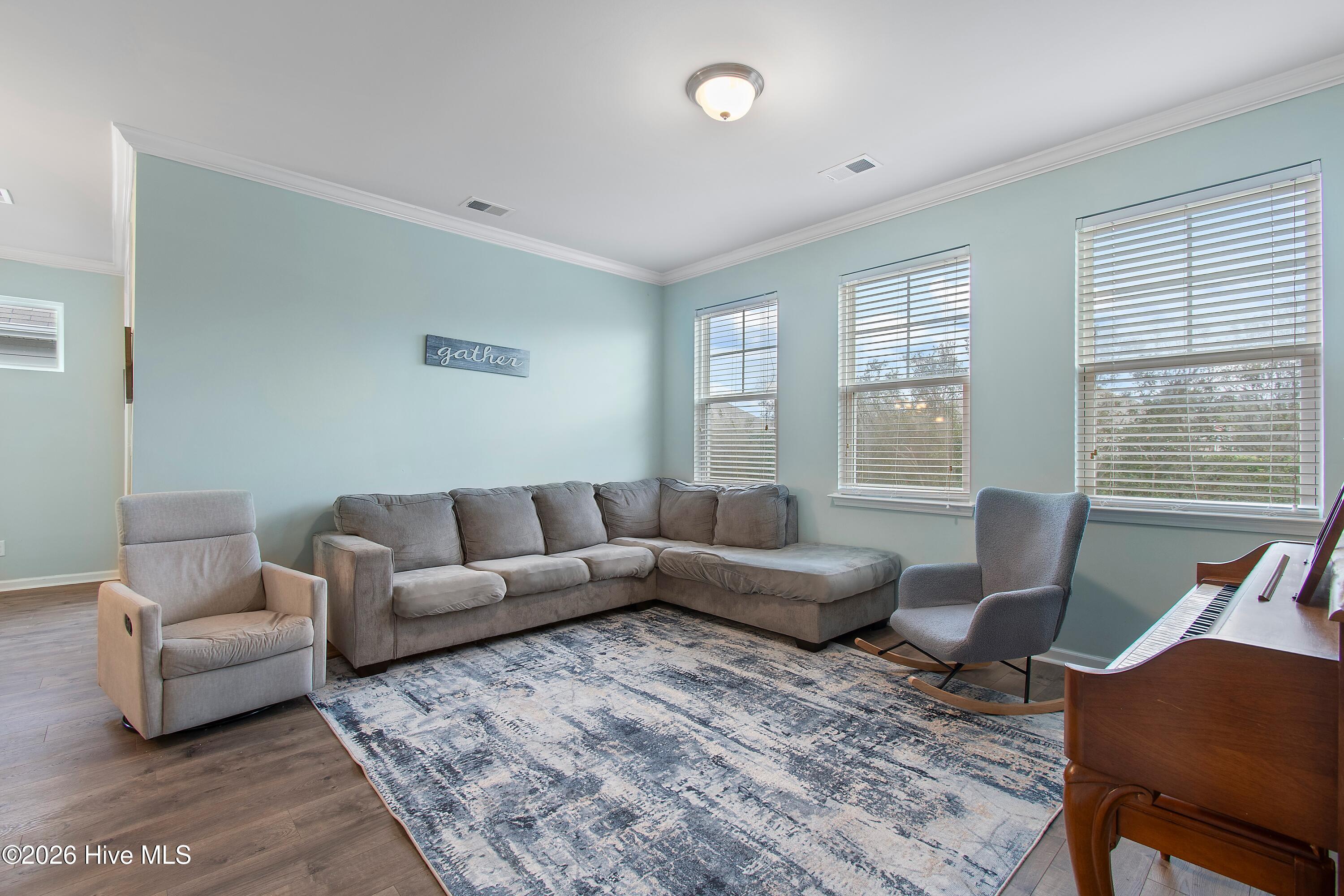 100560000 | Photo 10