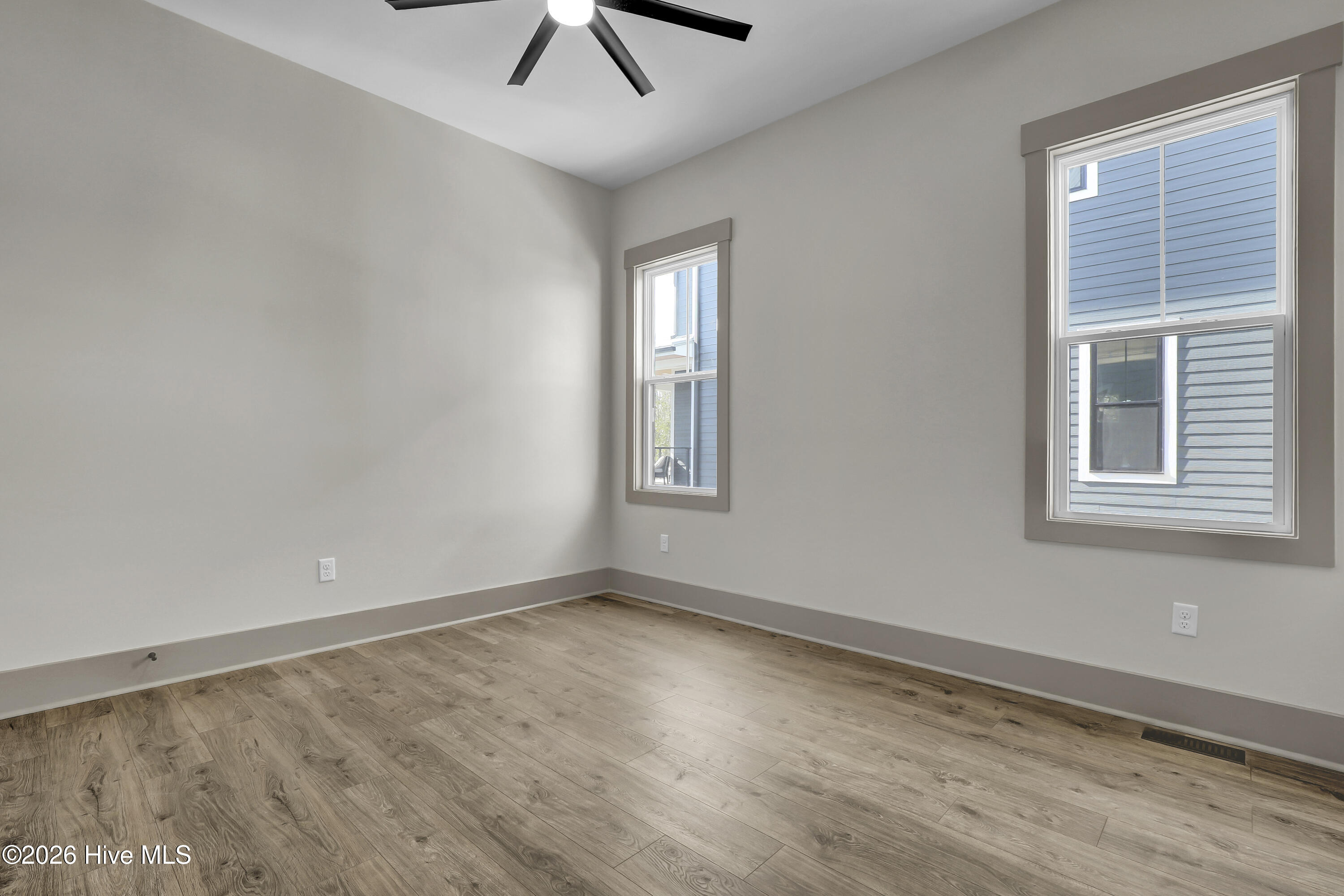 100554929 | Photo 41