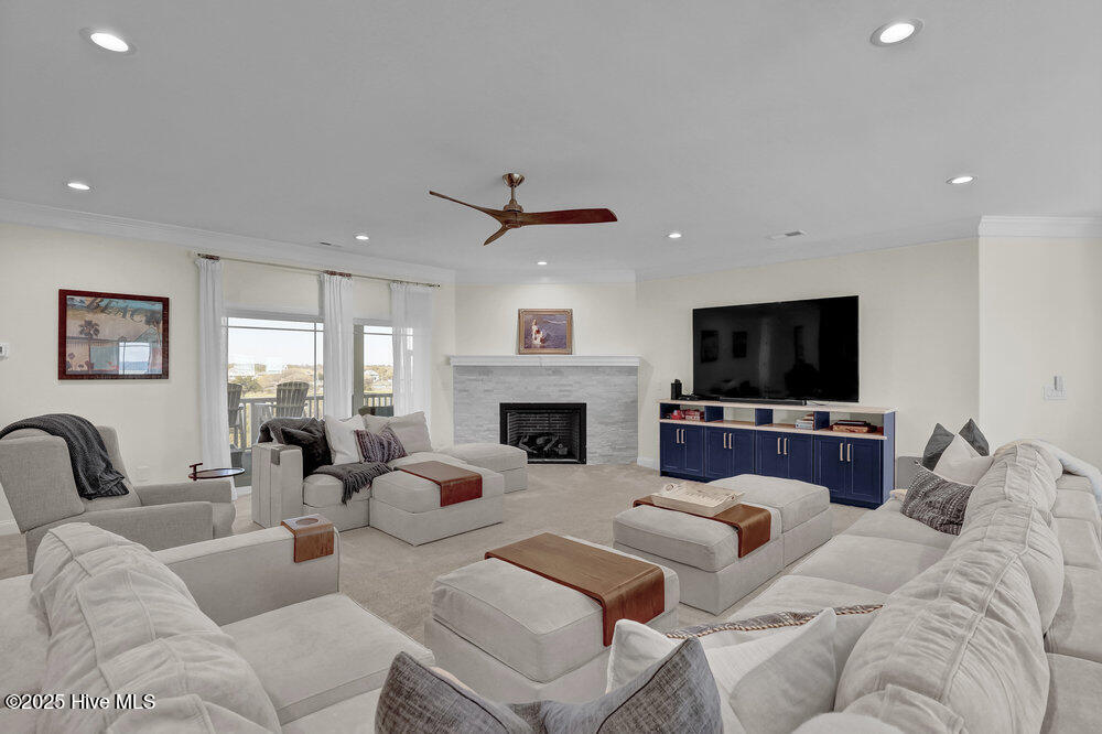 100499001 | Photo 18