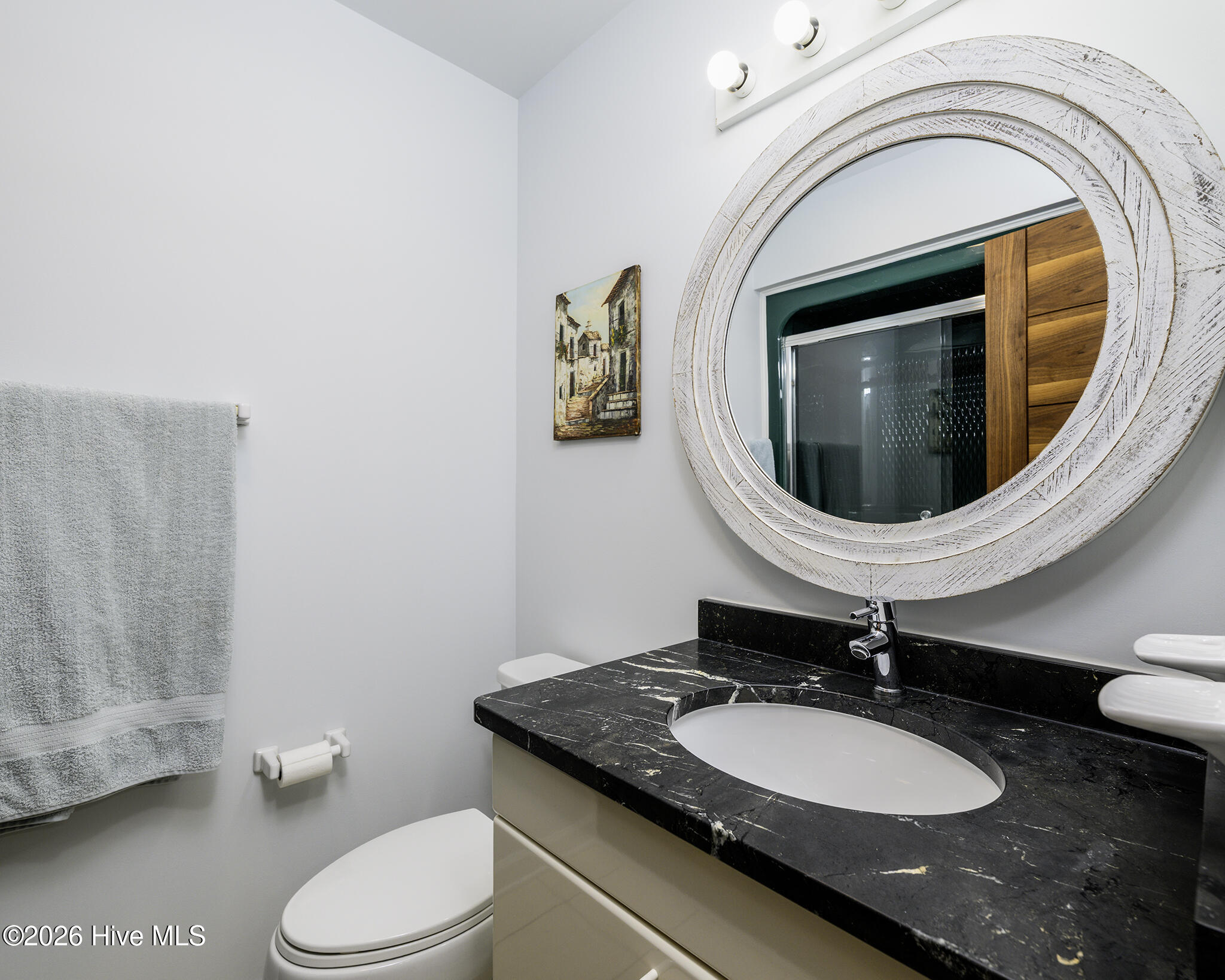 Full Bathroom Between Upstairs Bedrooms