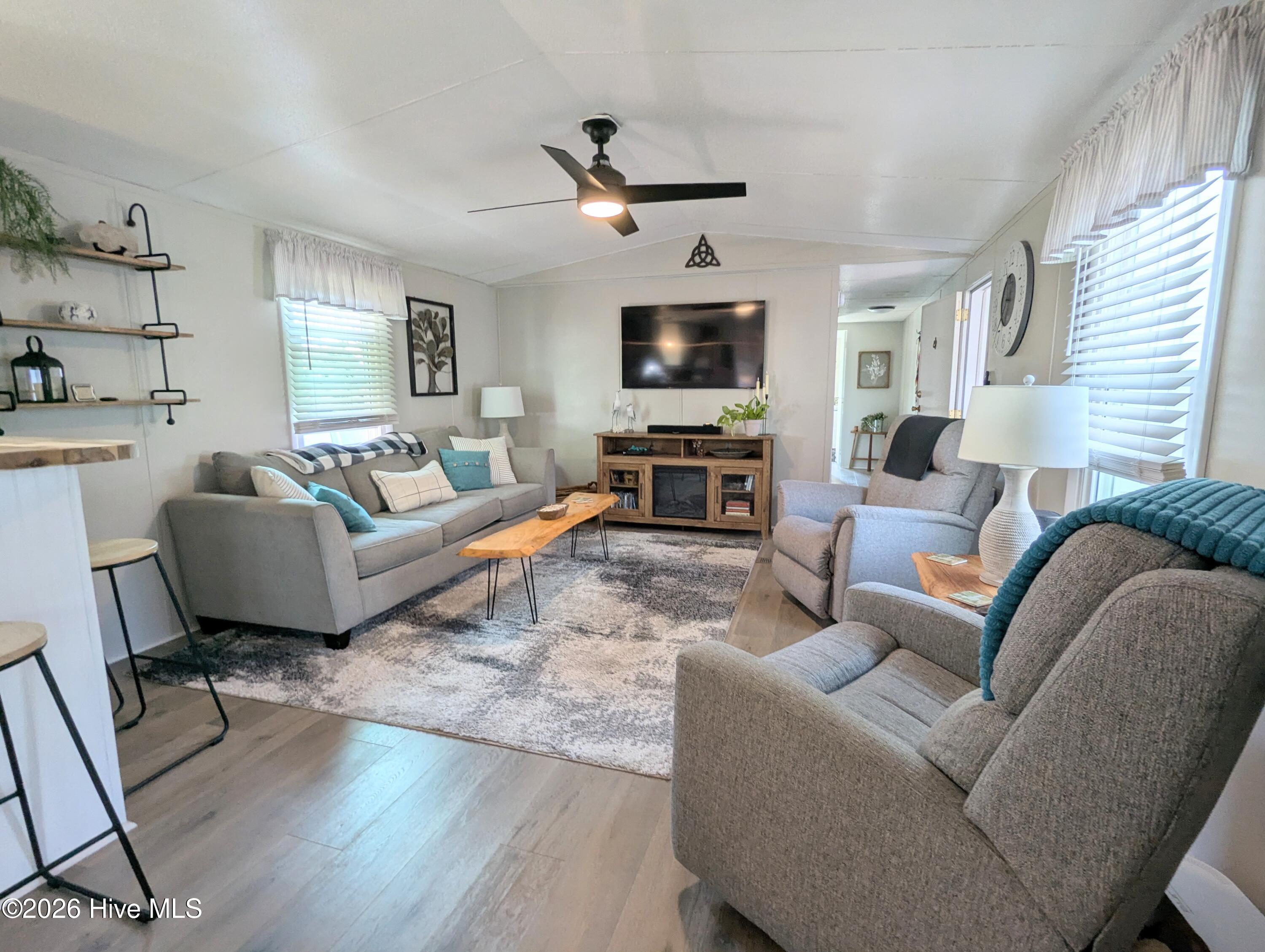 100548489 | Photo 10