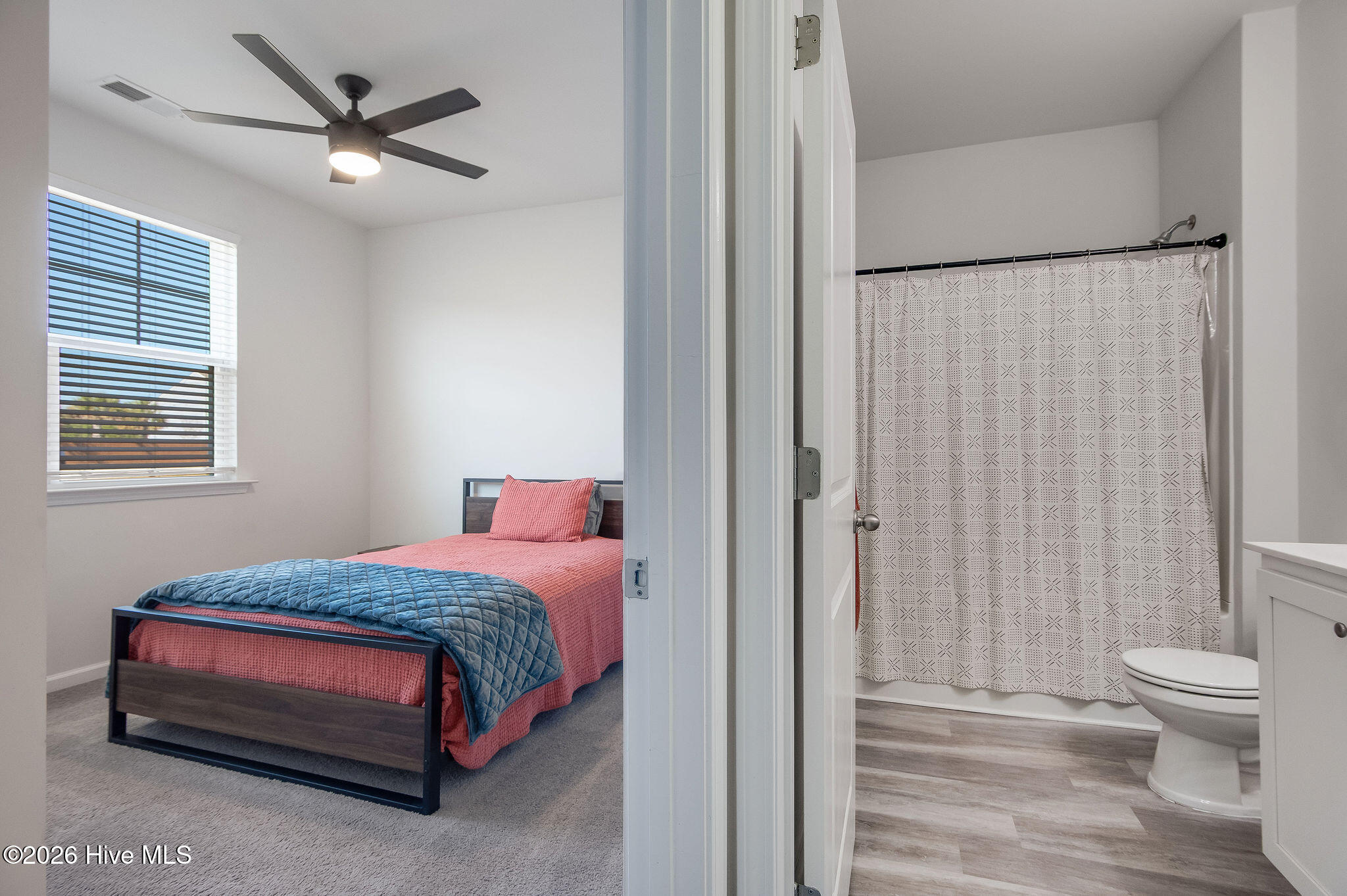 100562701 | Photo 48