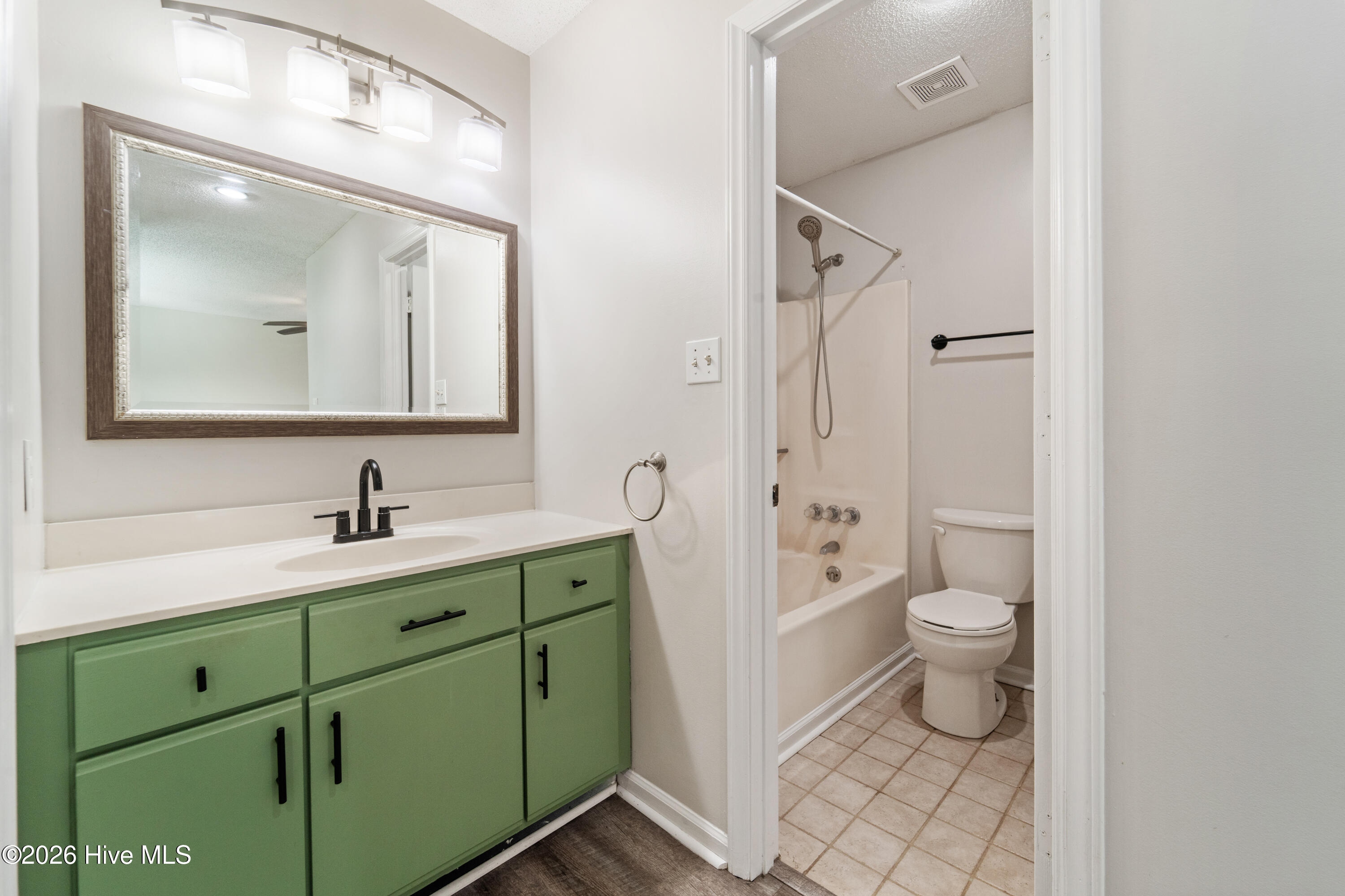 100549587 | Photo 11