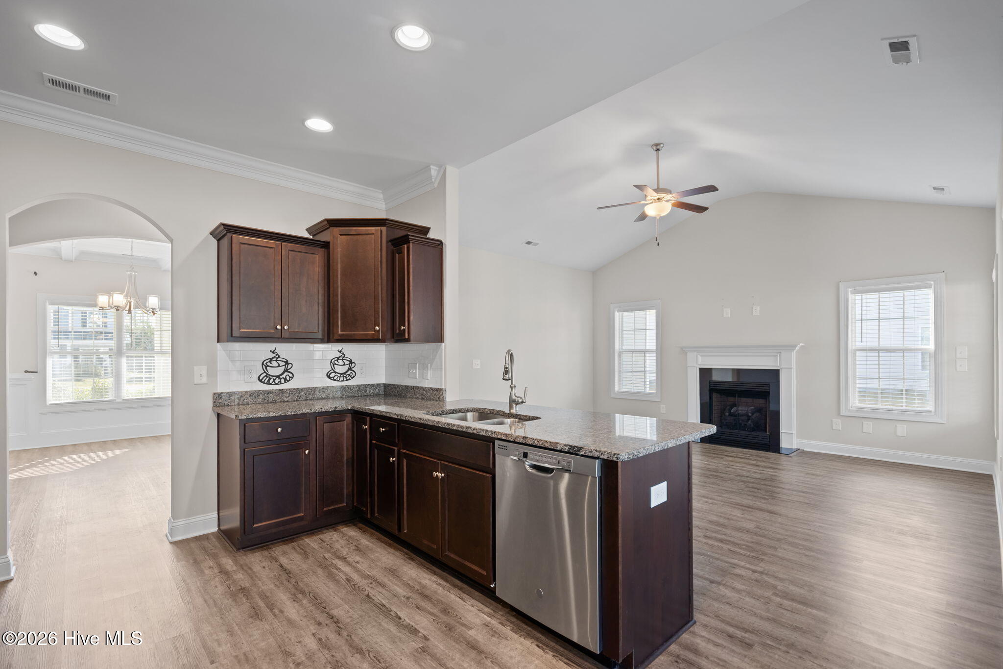 100561357 | Photo 12