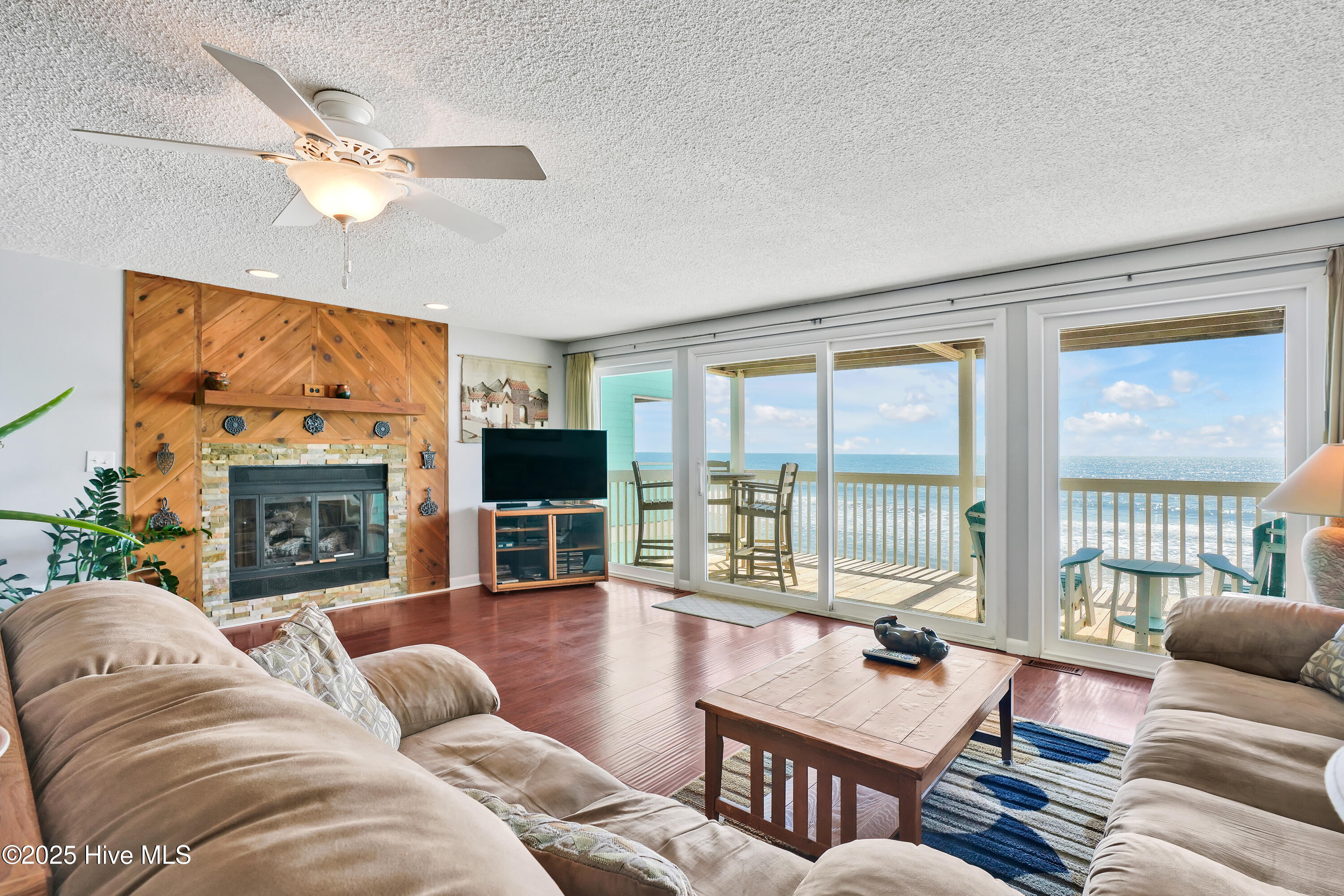 100570549 | Photo 14