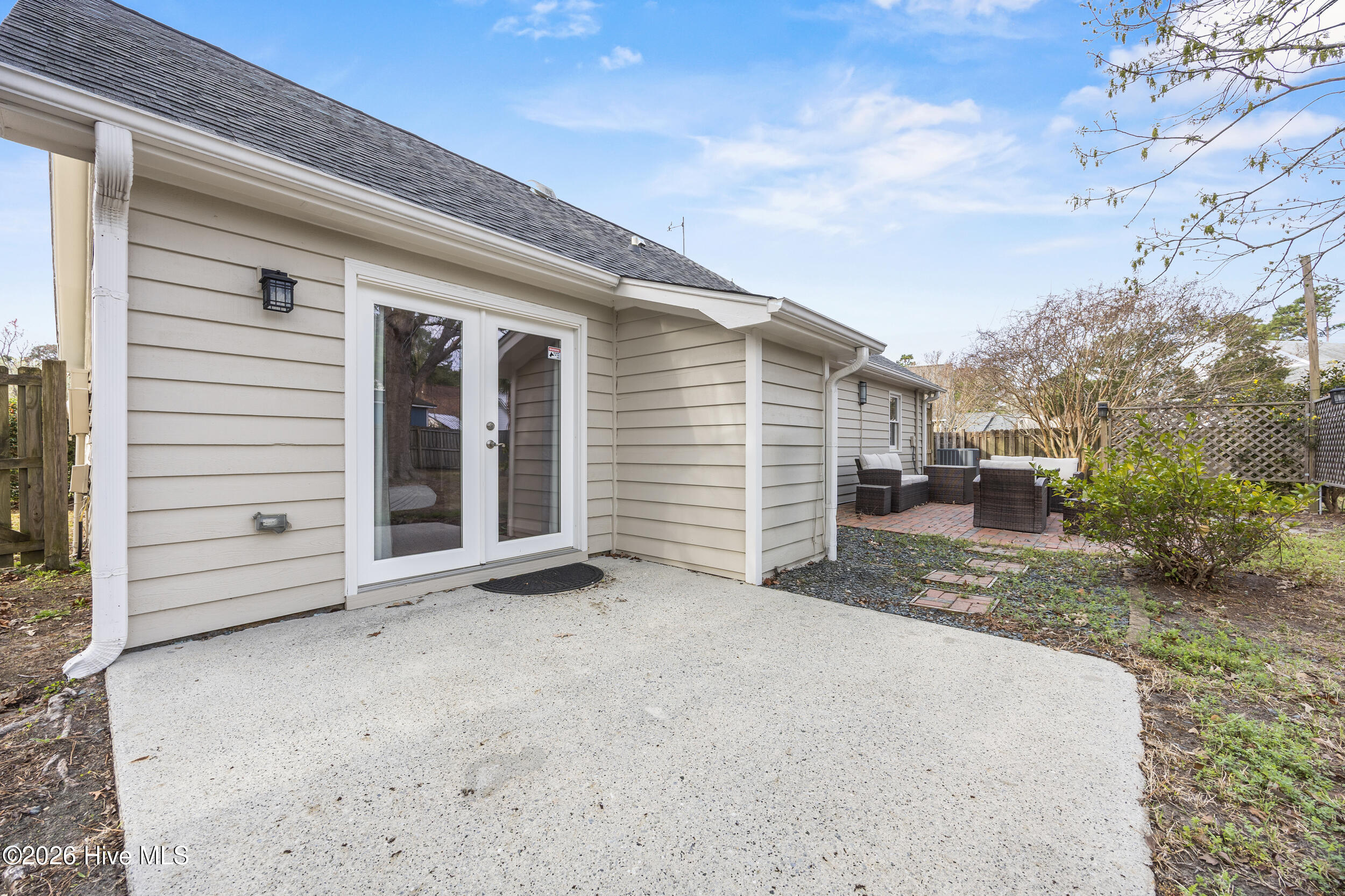 100560305 | Photo 35