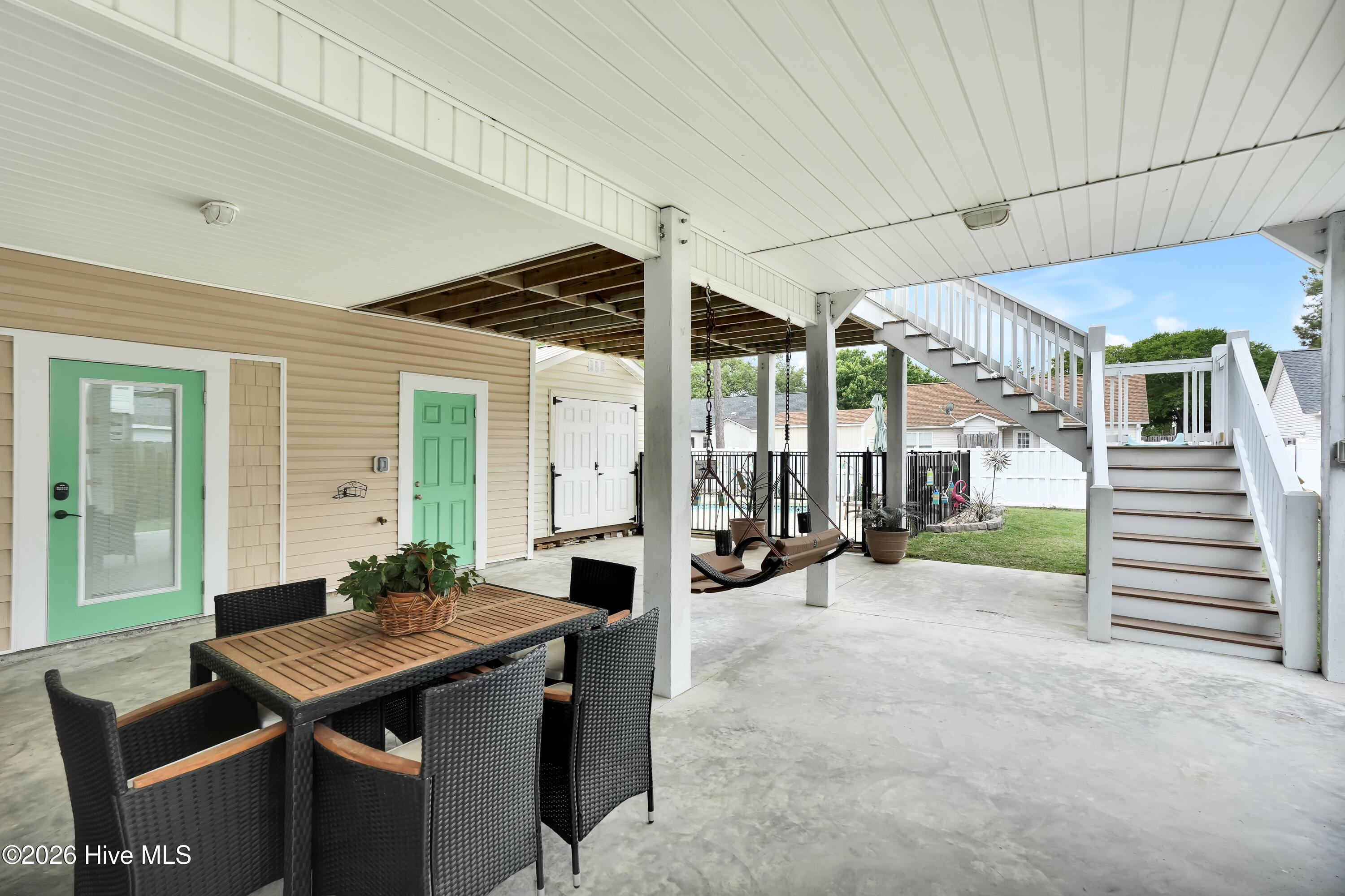 100570261 | Photo 35