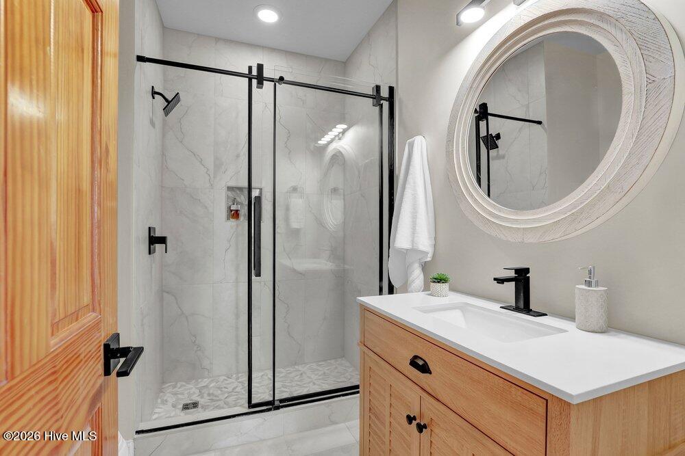 100567280 | Photo 33