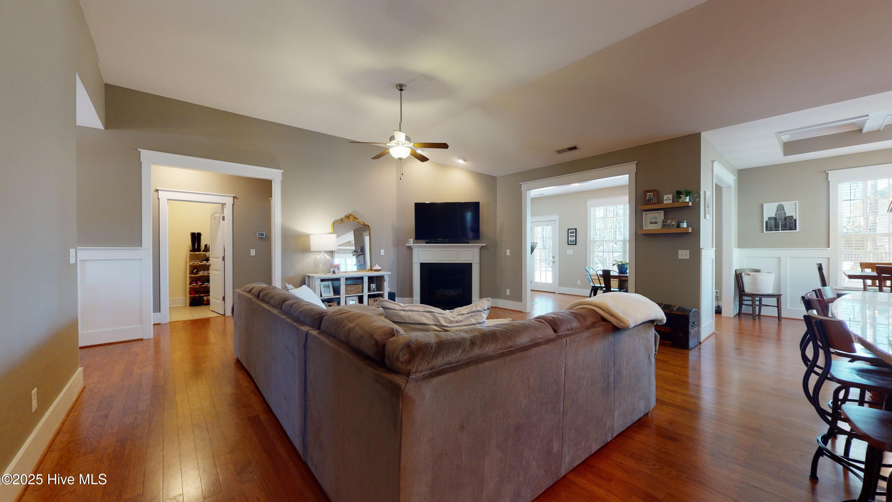 100570166 | Photo 28