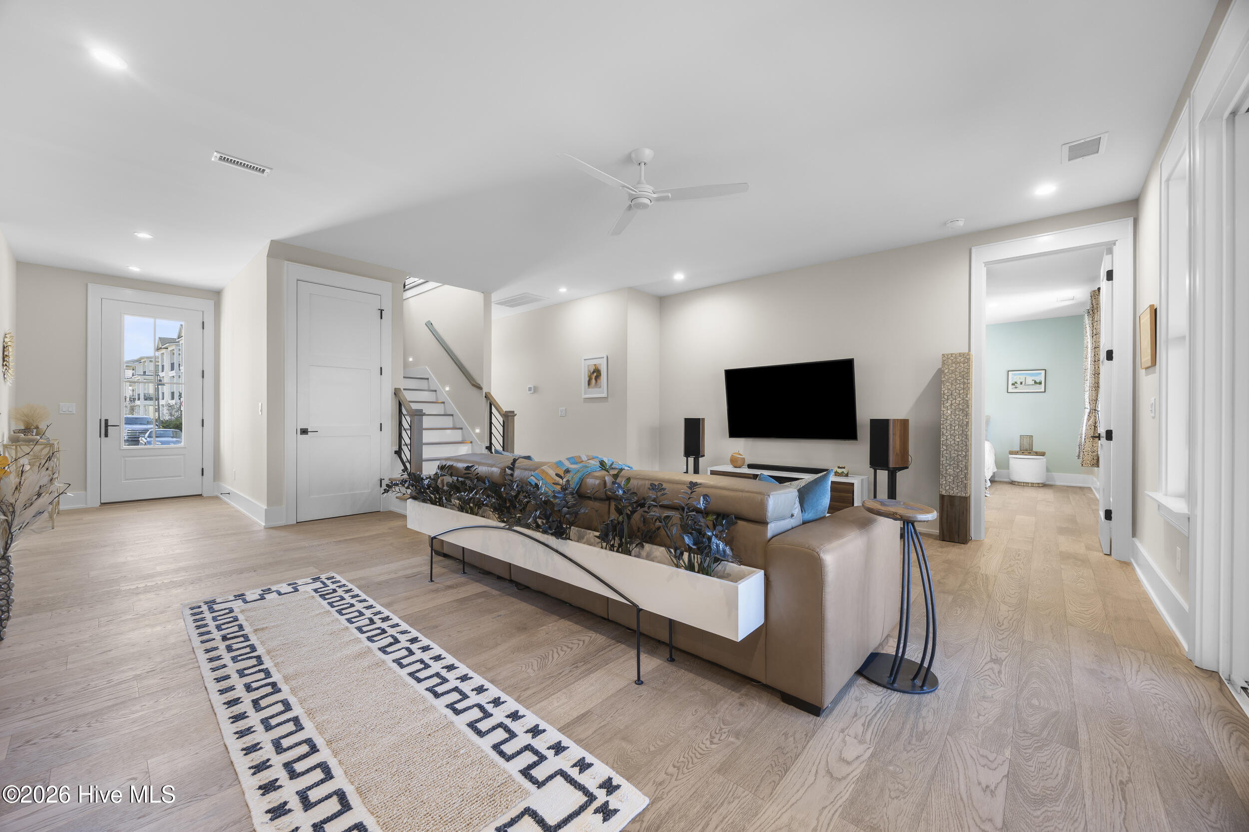 100553352 | Photo 11