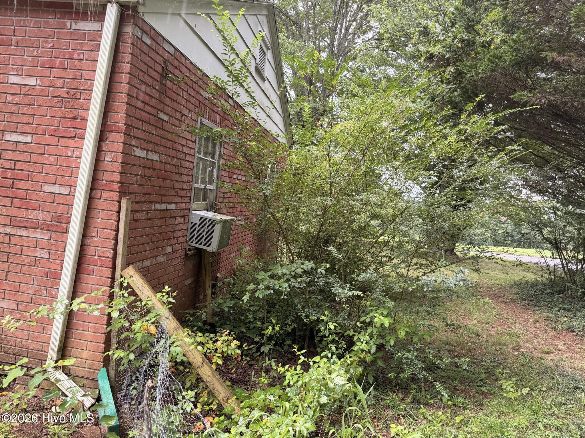 Photo 5 of Single family home for sale at 176 White Oak St, Franklin, NC 28734 | MLS# 100601344 | Listing updated on 2026-09-04