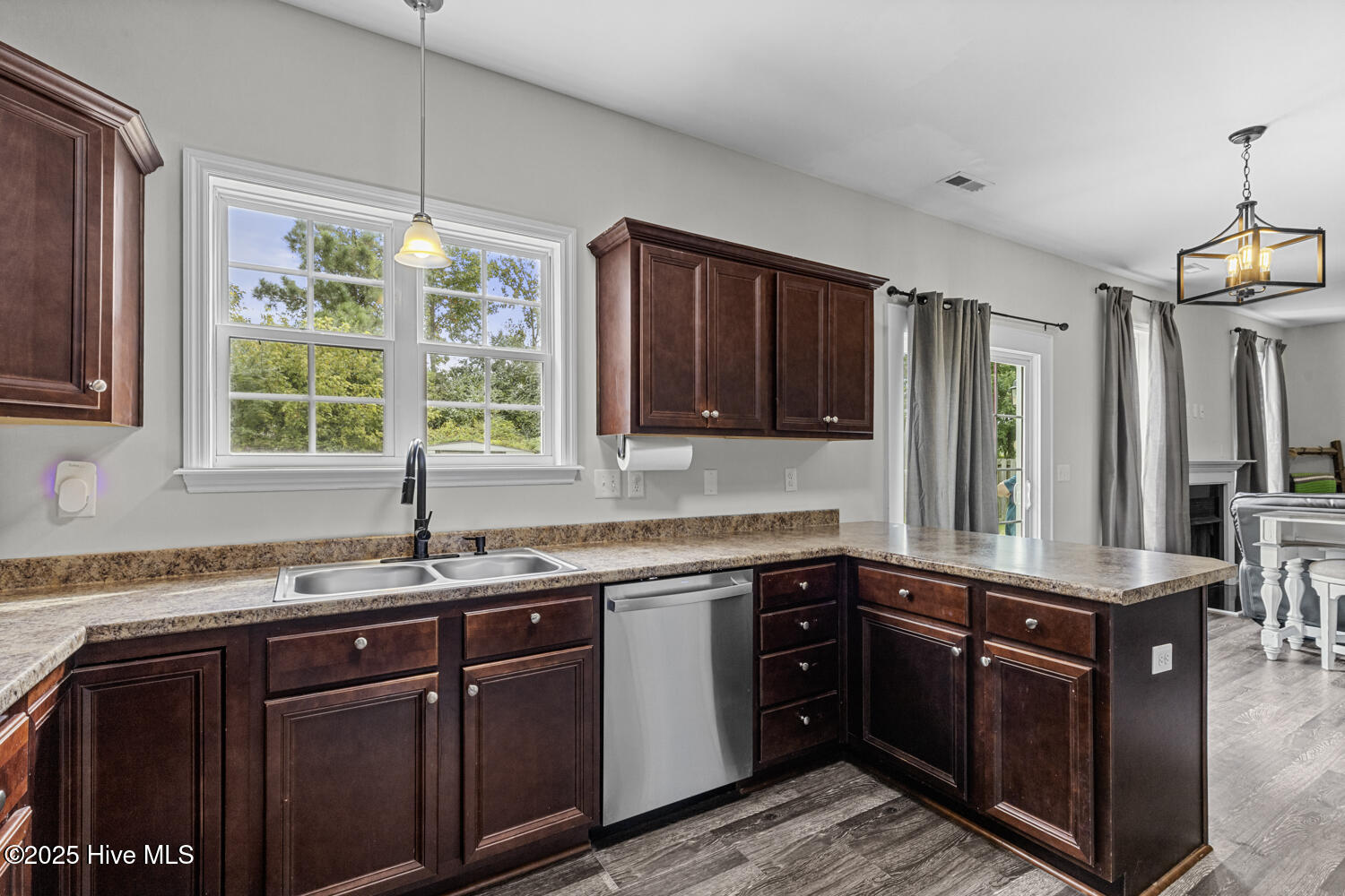 100533830 | Photo 15