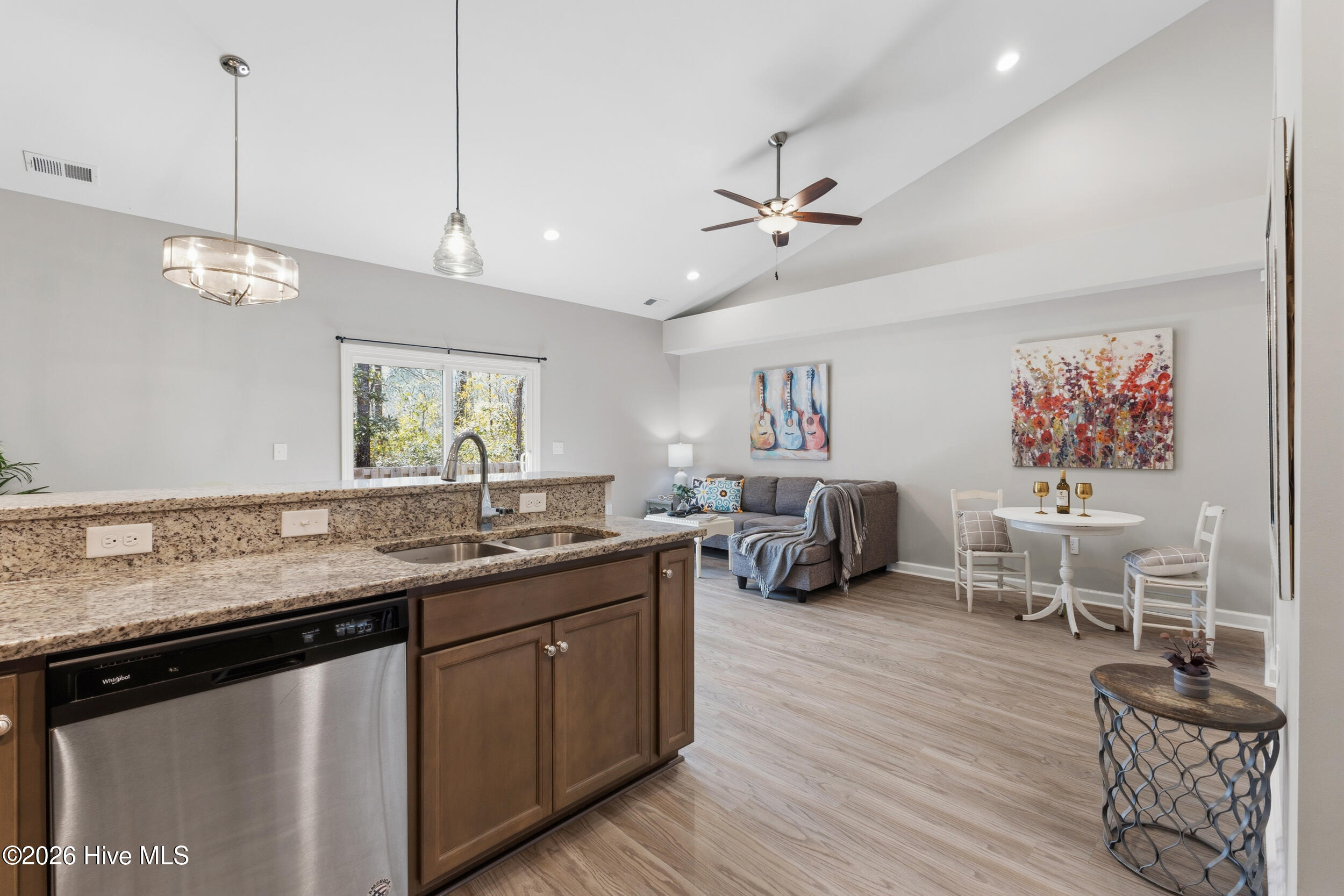 100558693 | Photo 16