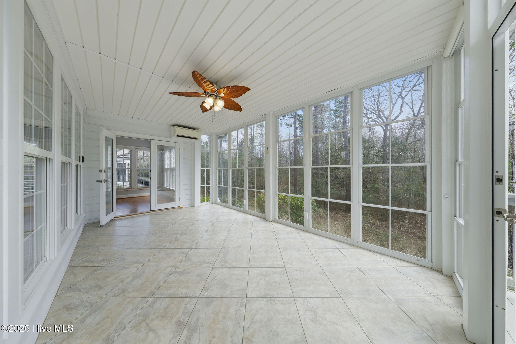 100560858 | Photo 32