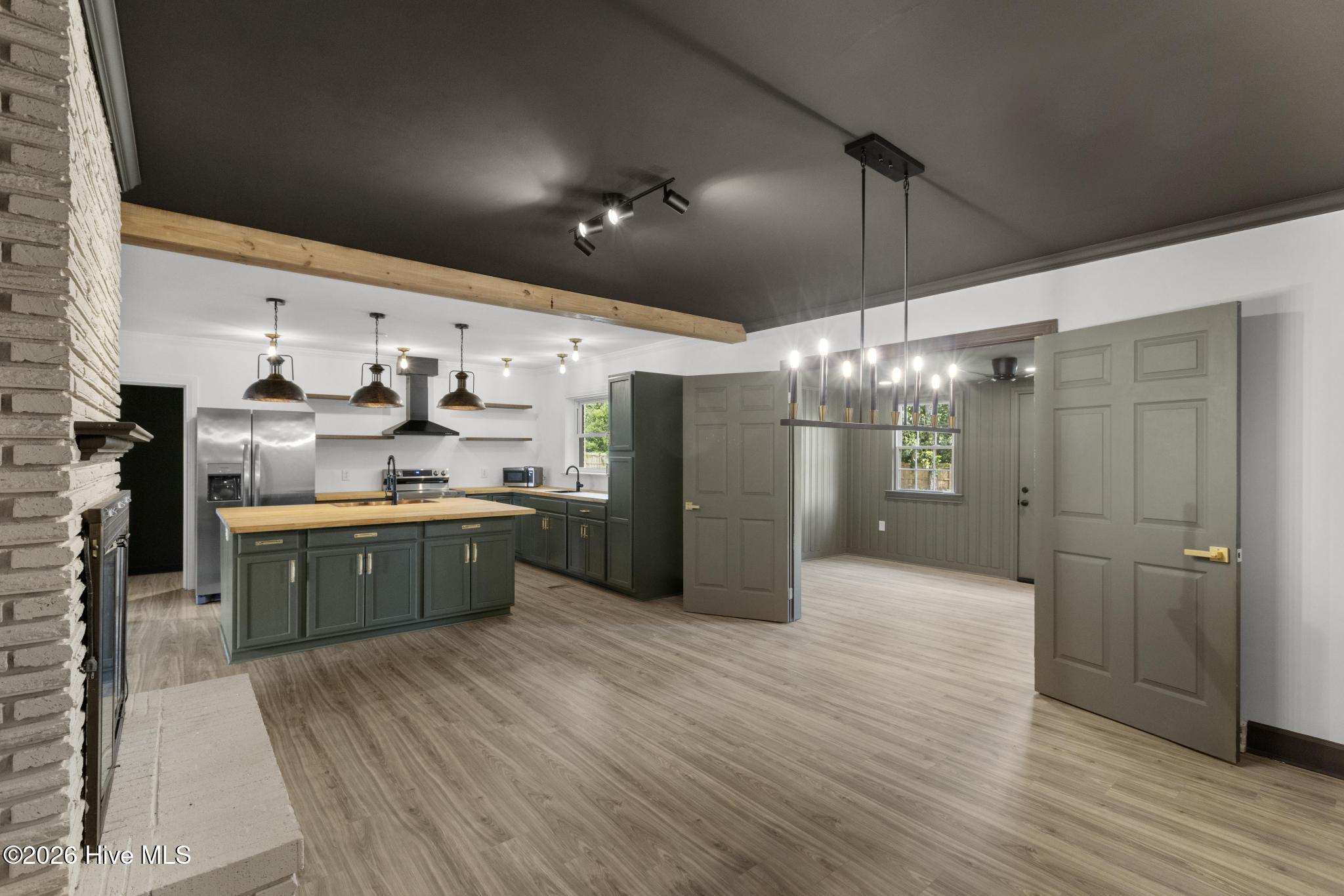 Dining to Kitchen