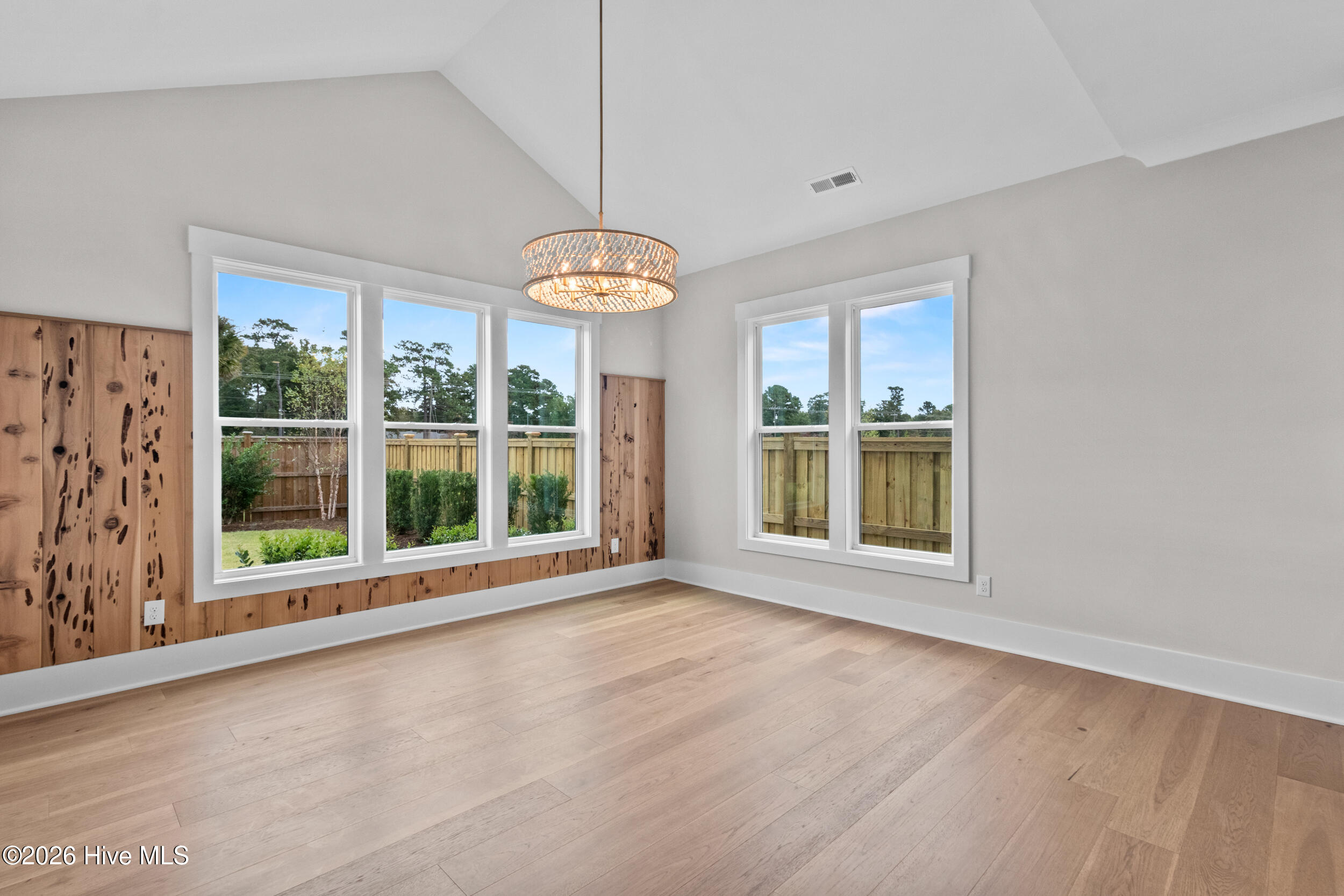 100568514 | Photo 15