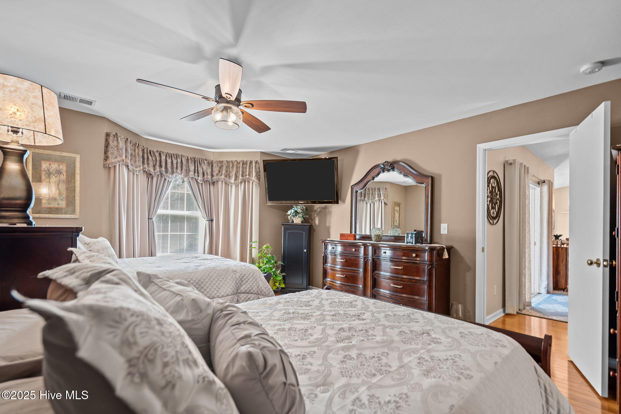 100540137 | Photo 23