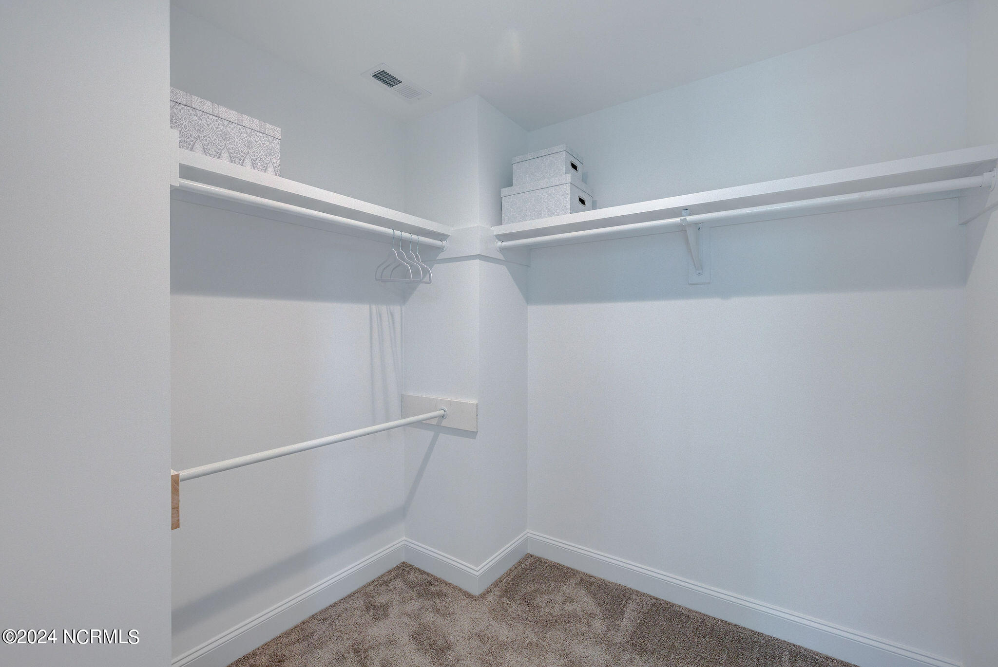 100548274 | Photo 24