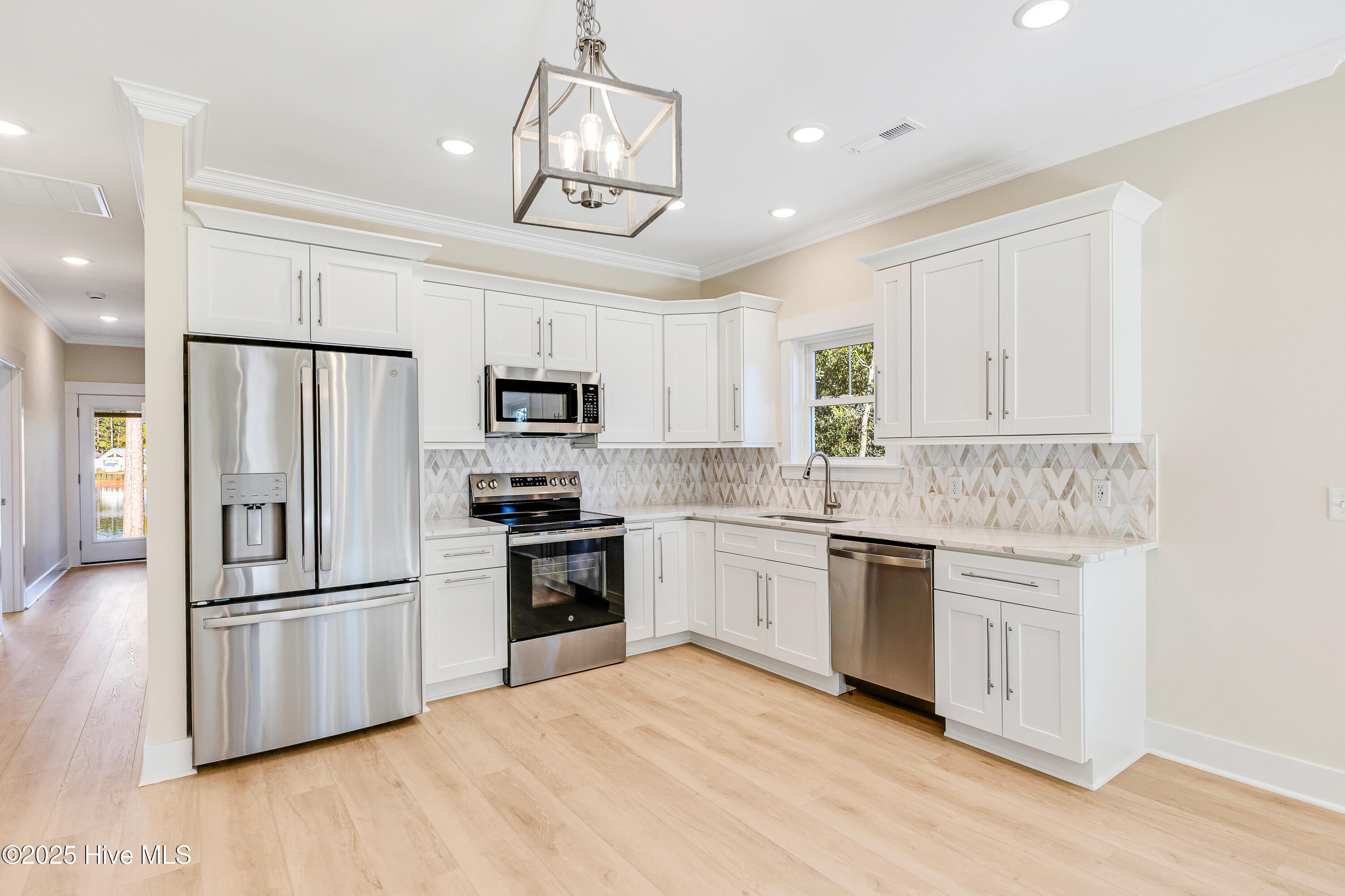 100533071 | Photo 16