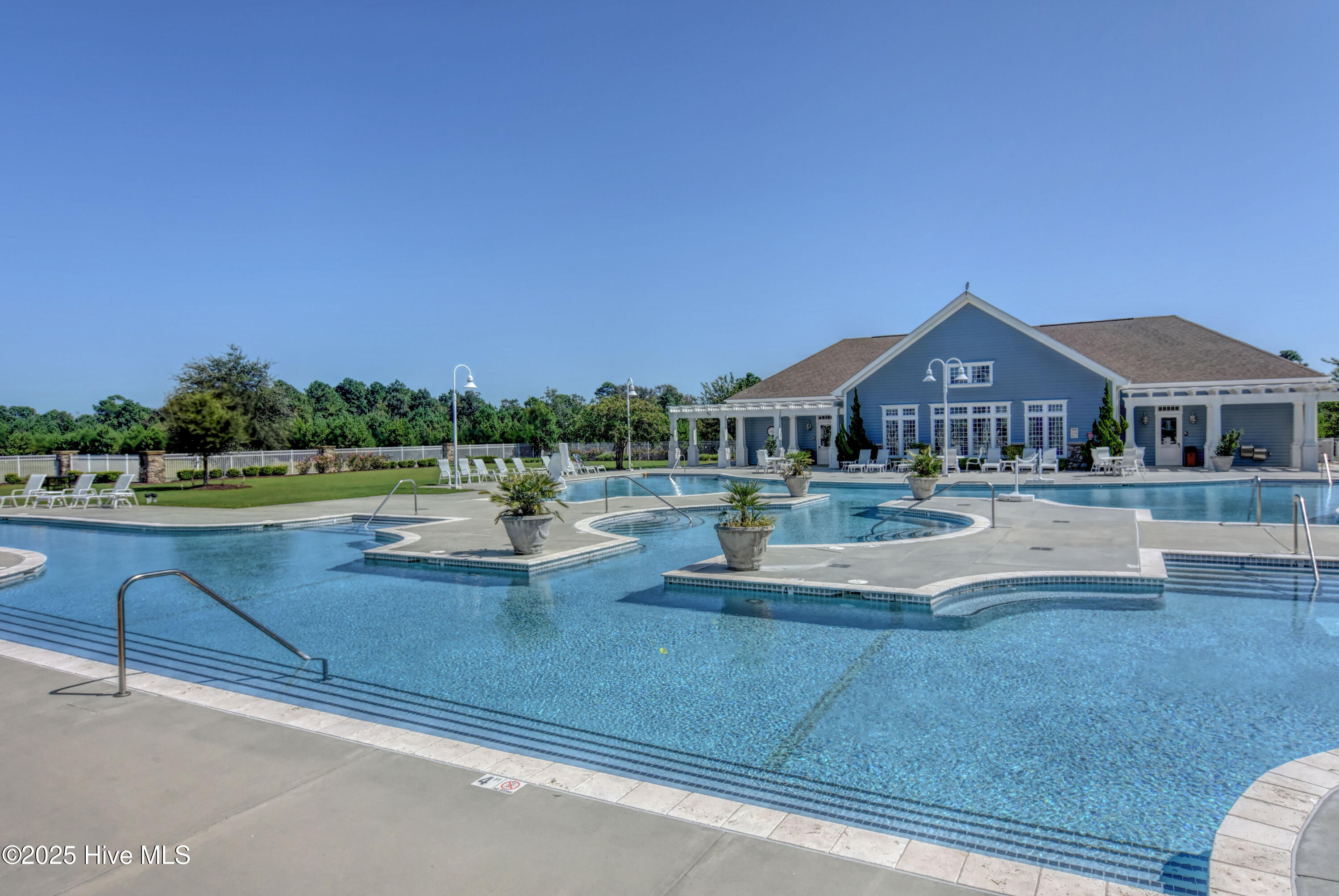 100546984 | Photo 44